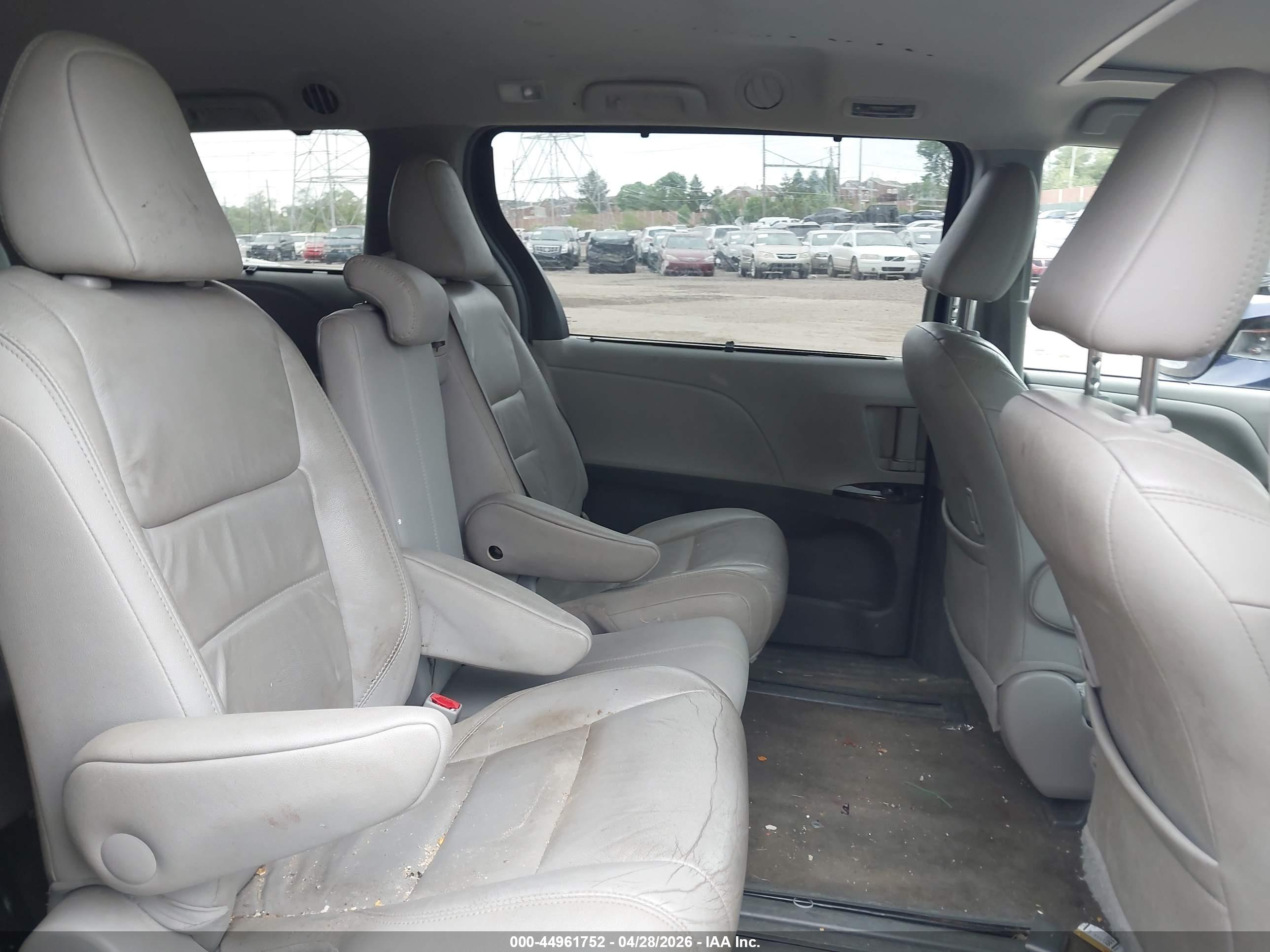 TOYOTA SIENNA image 8