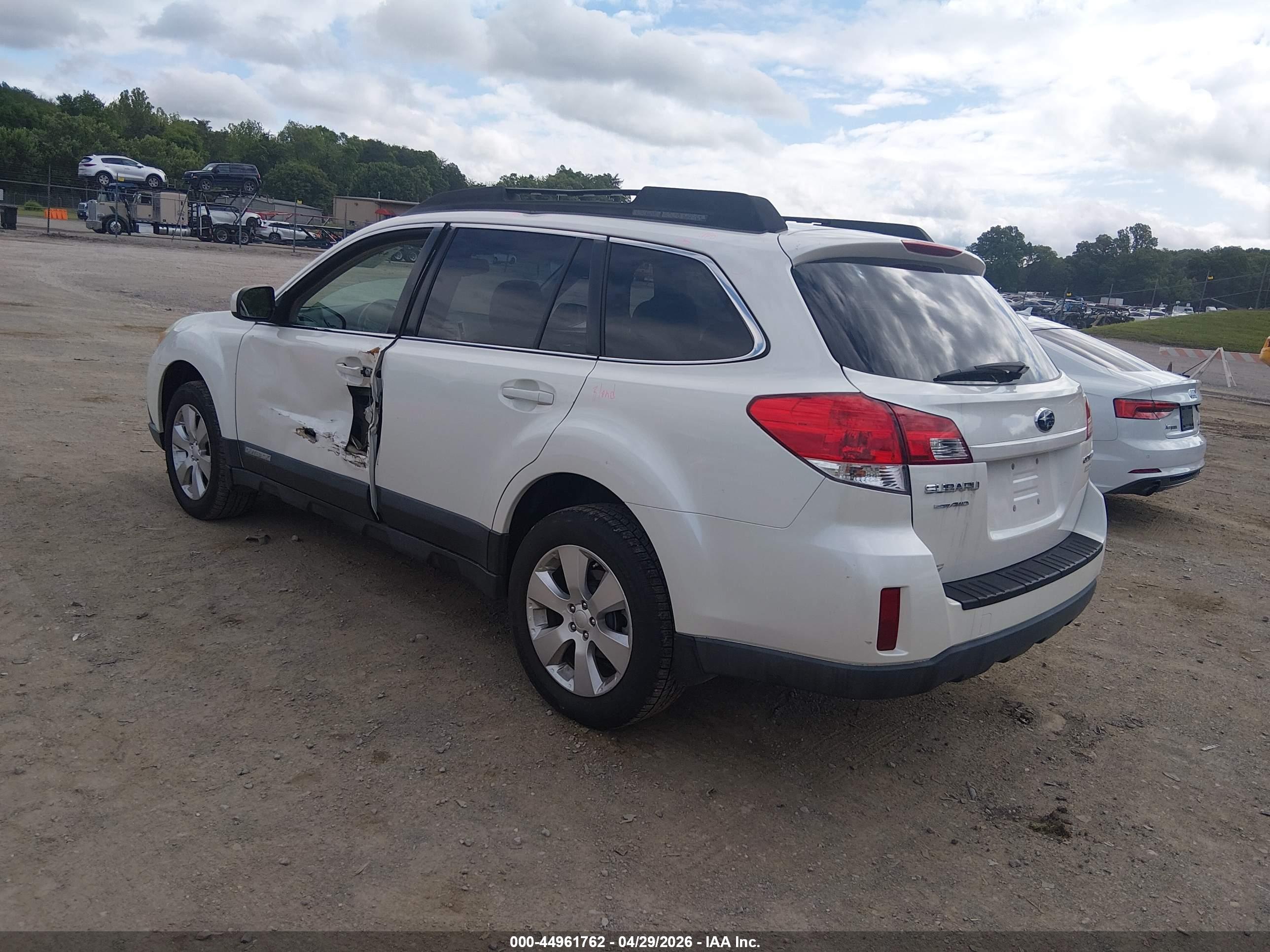 SUBARU OUTBACK image 3