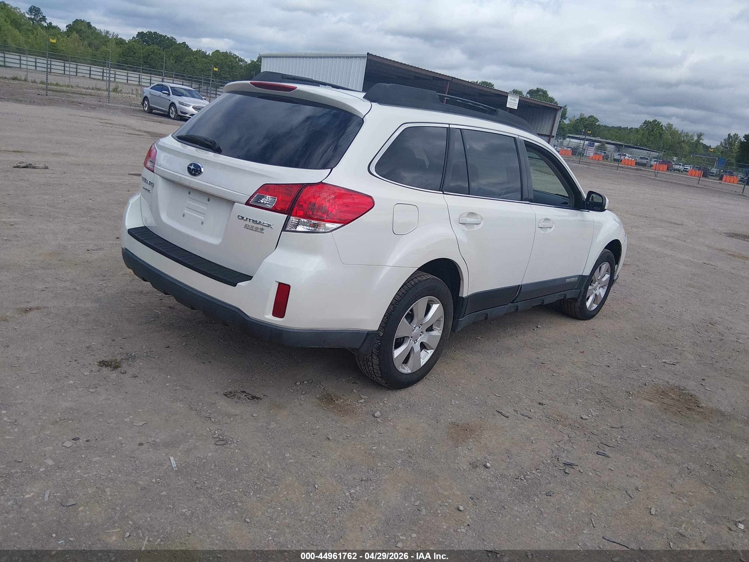 SUBARU OUTBACK image 4