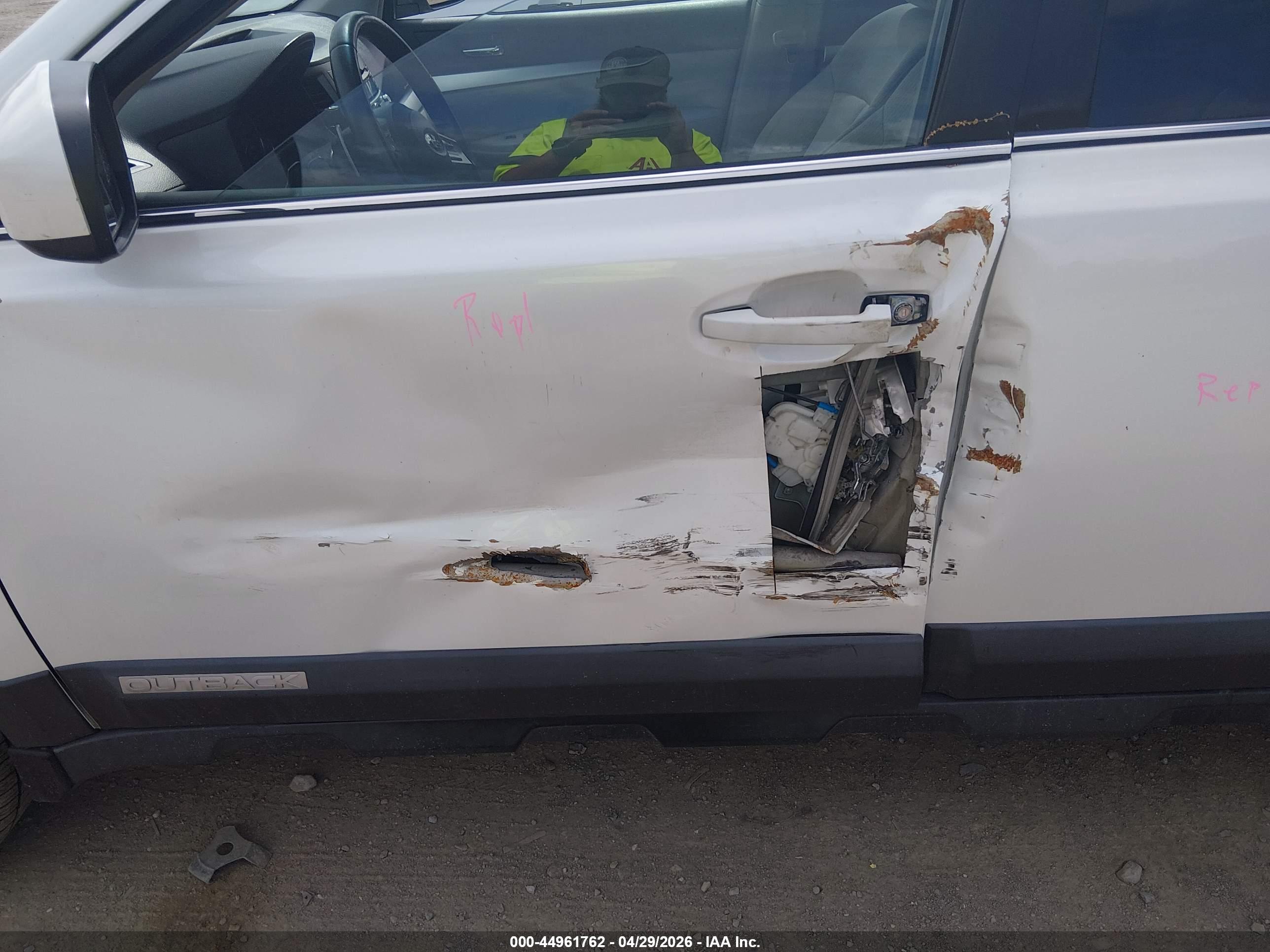 SUBARU OUTBACK image 6