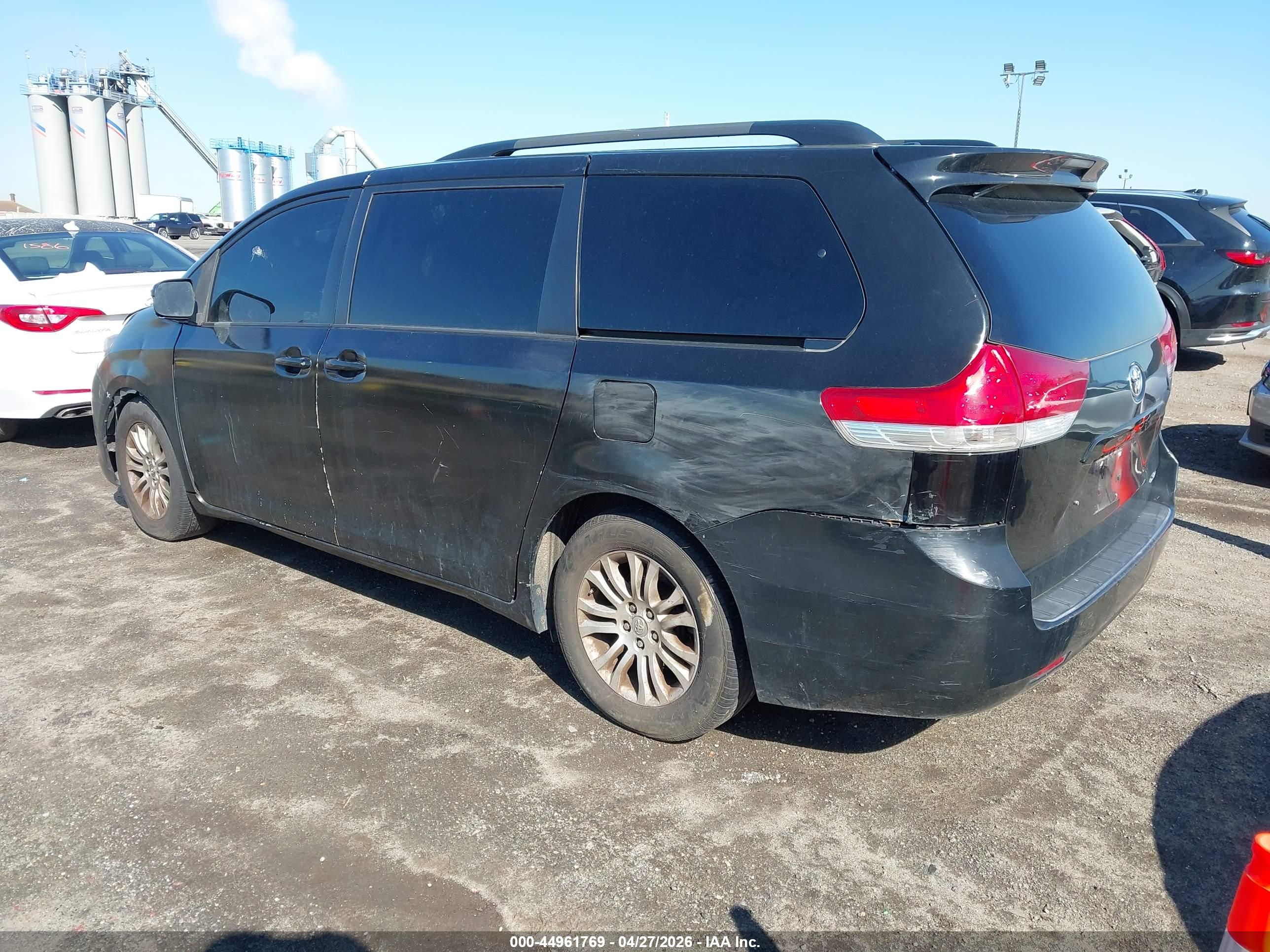 TOYOTA SIENNA image 3
