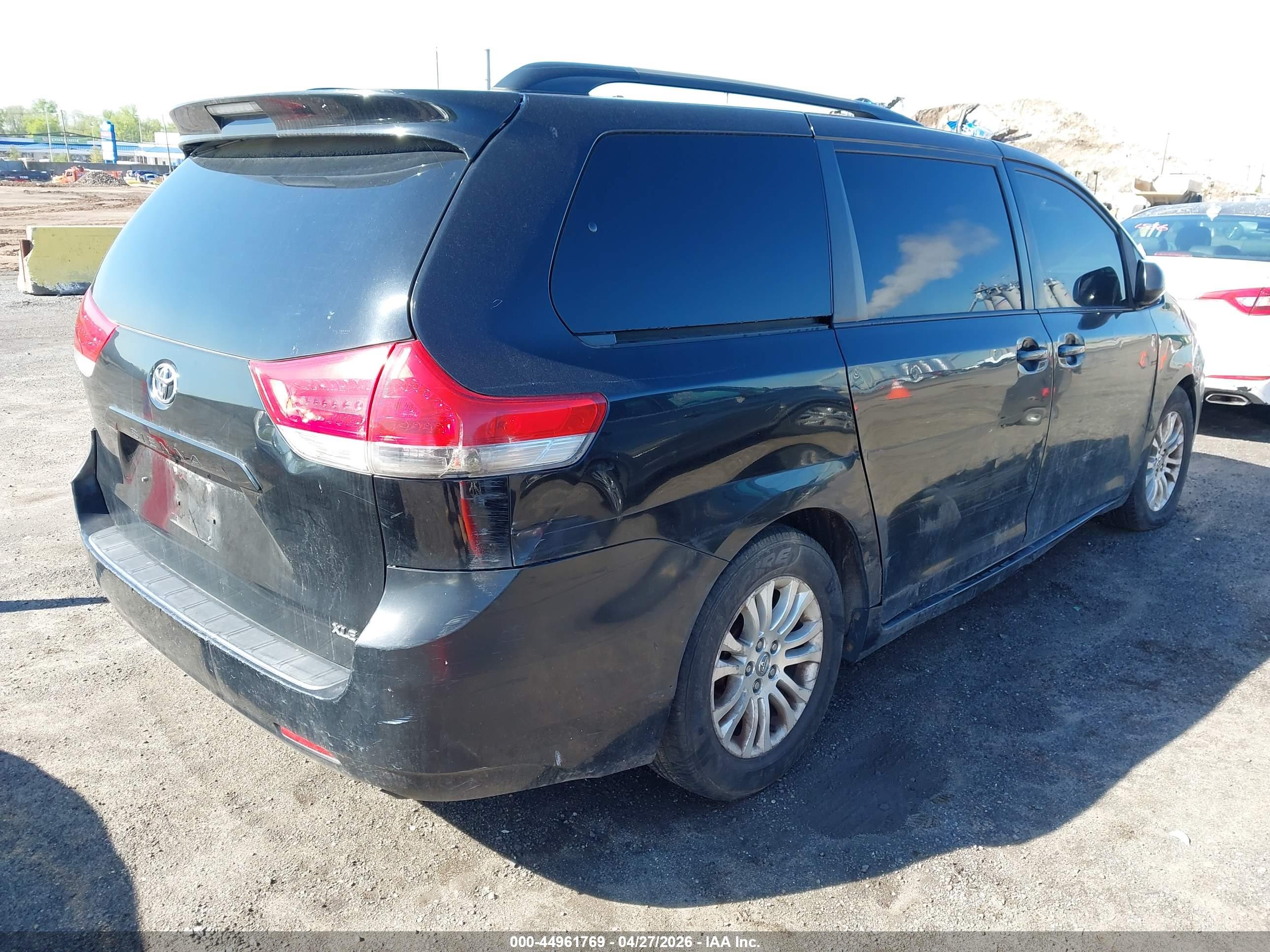 TOYOTA SIENNA image 4