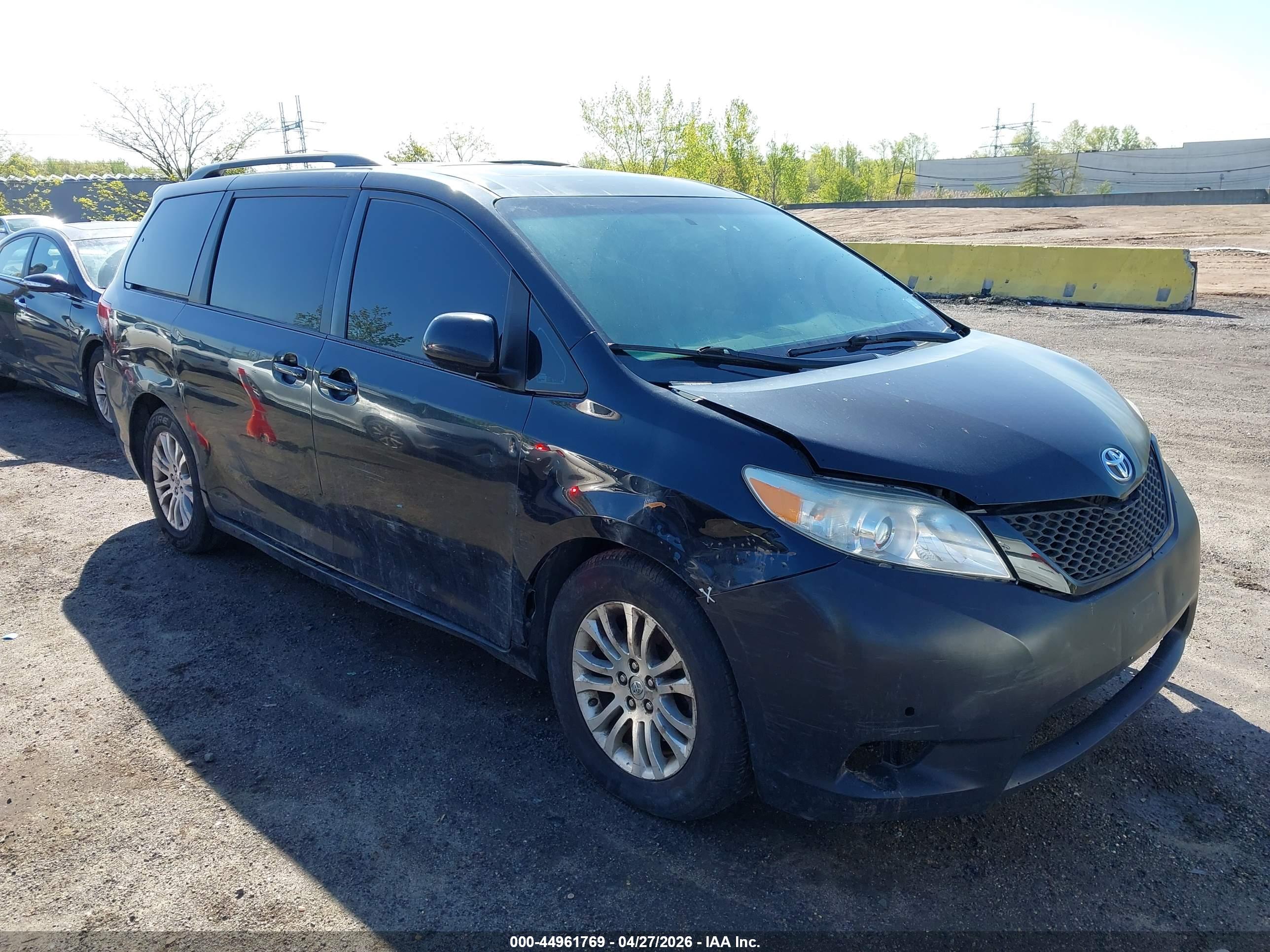 TOYOTA SIENNA image 6