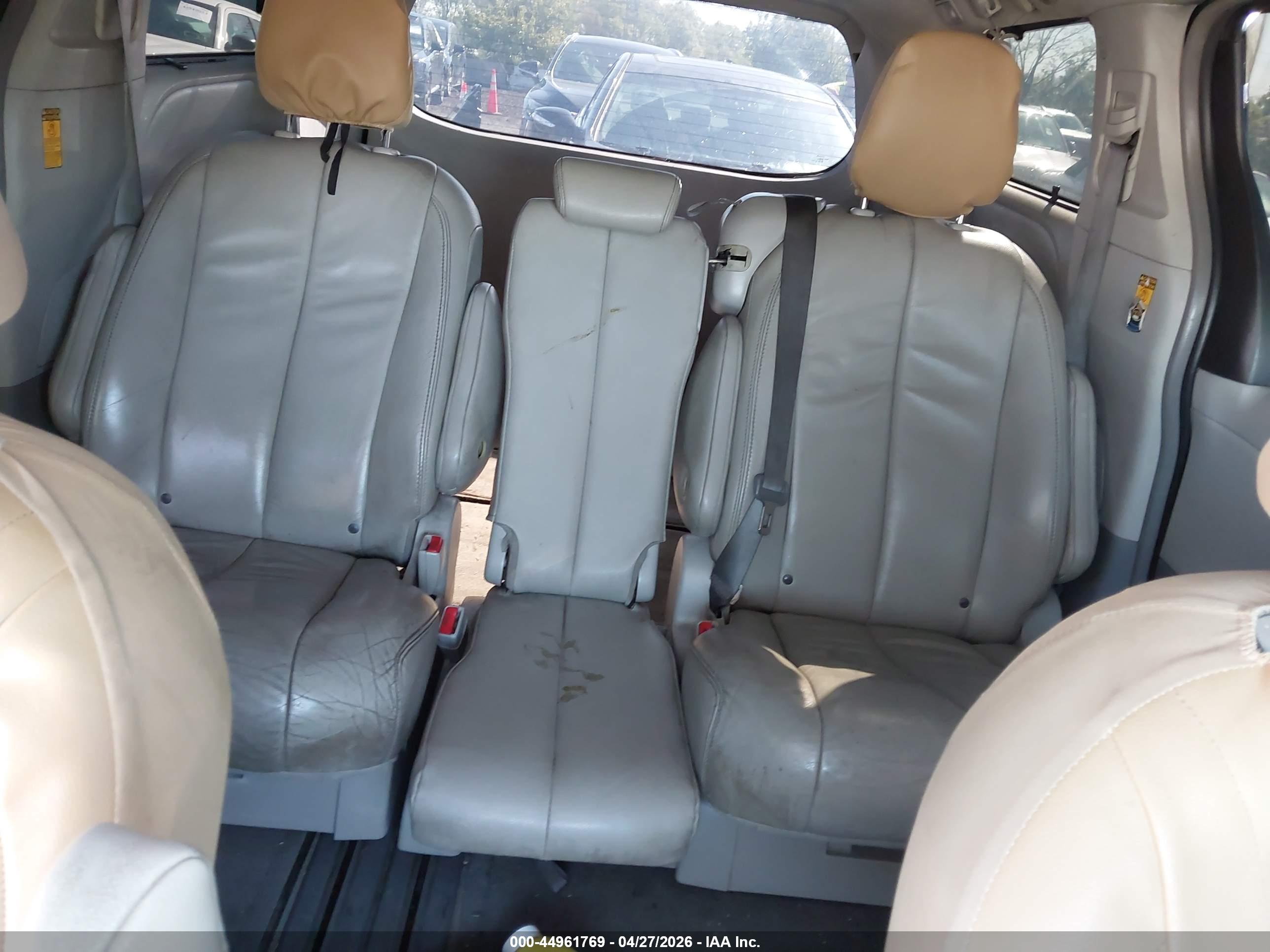 TOYOTA SIENNA image 8
