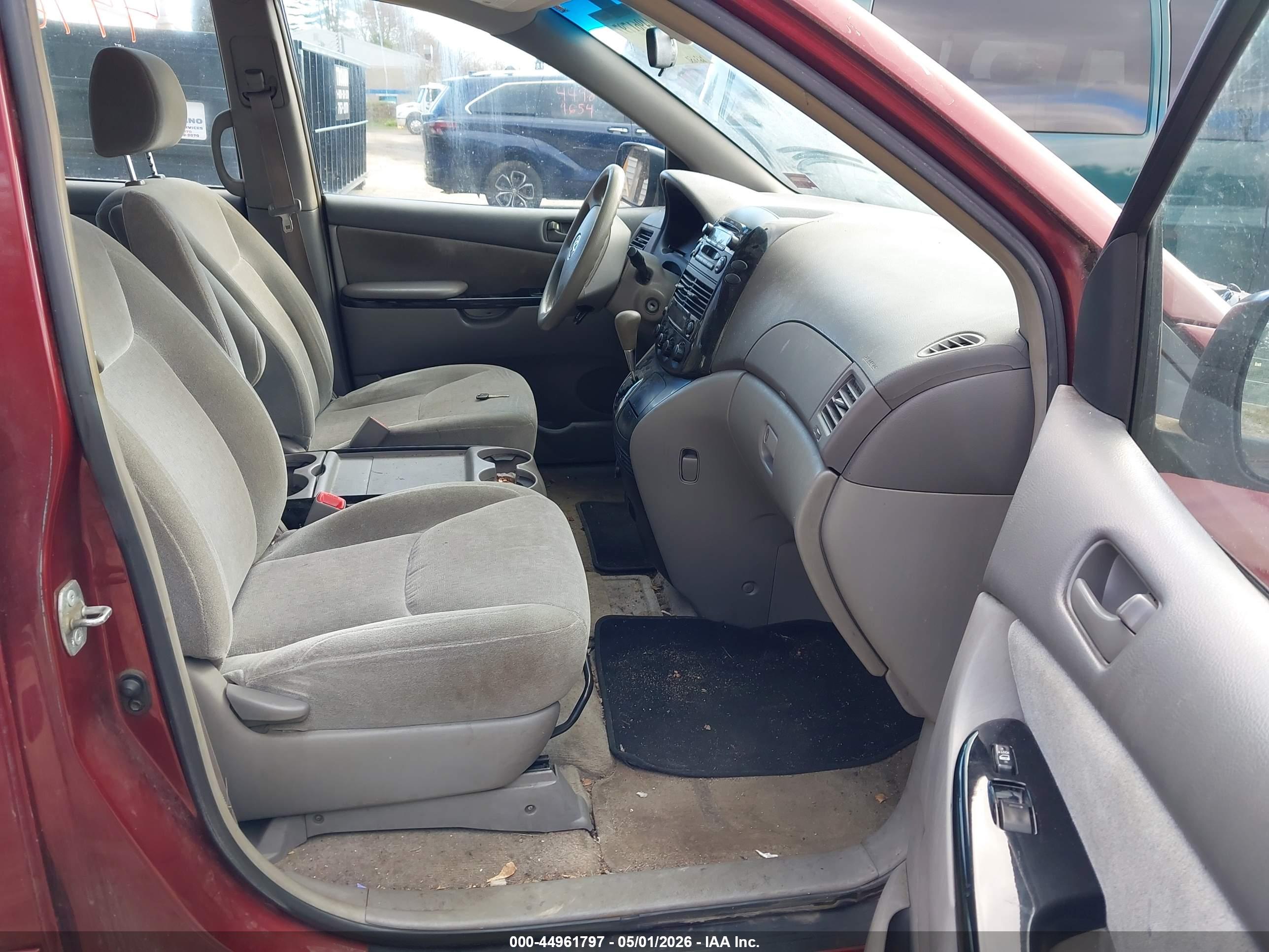 TOYOTA SIENNA image 5