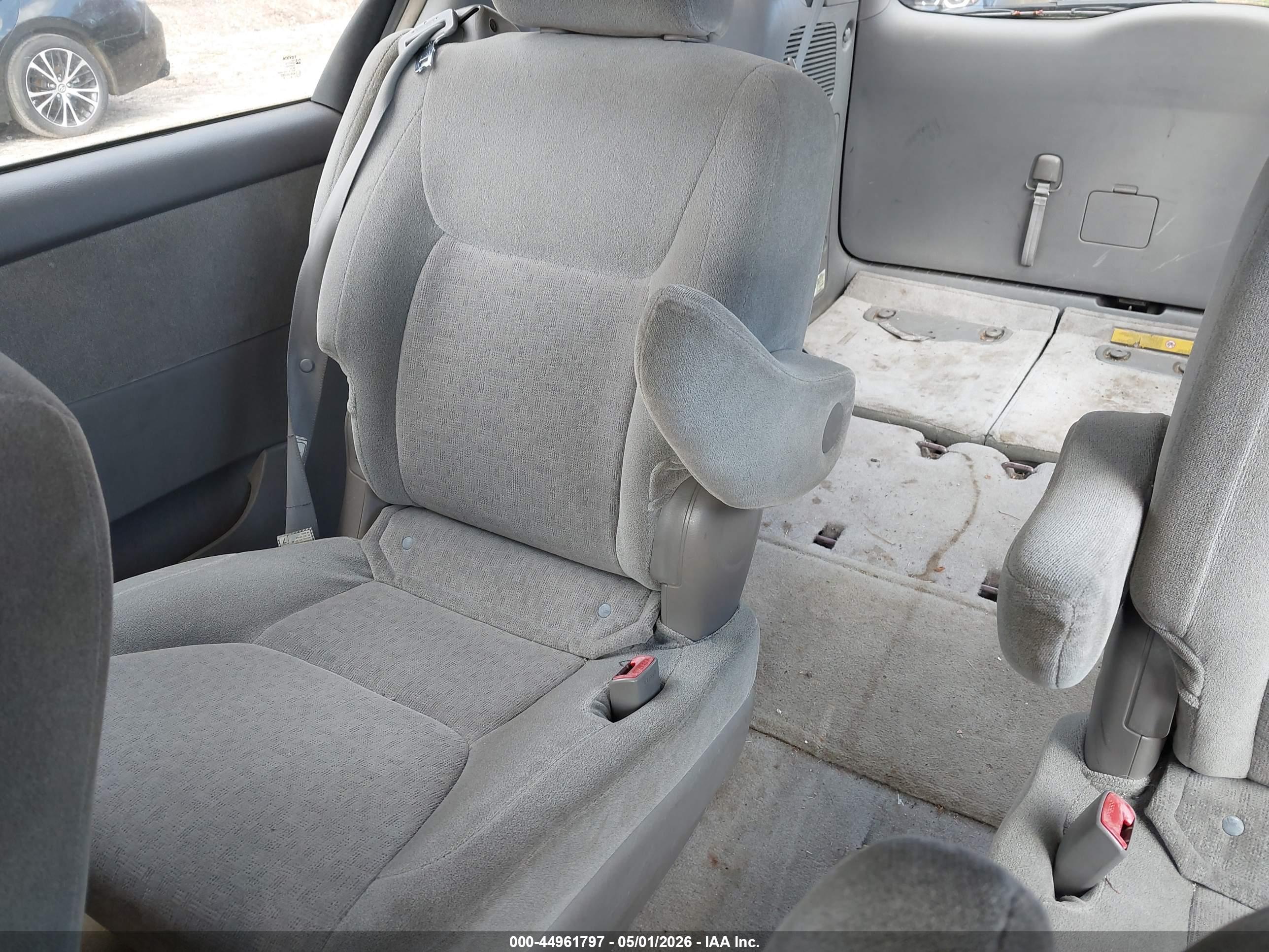 TOYOTA SIENNA image 8
