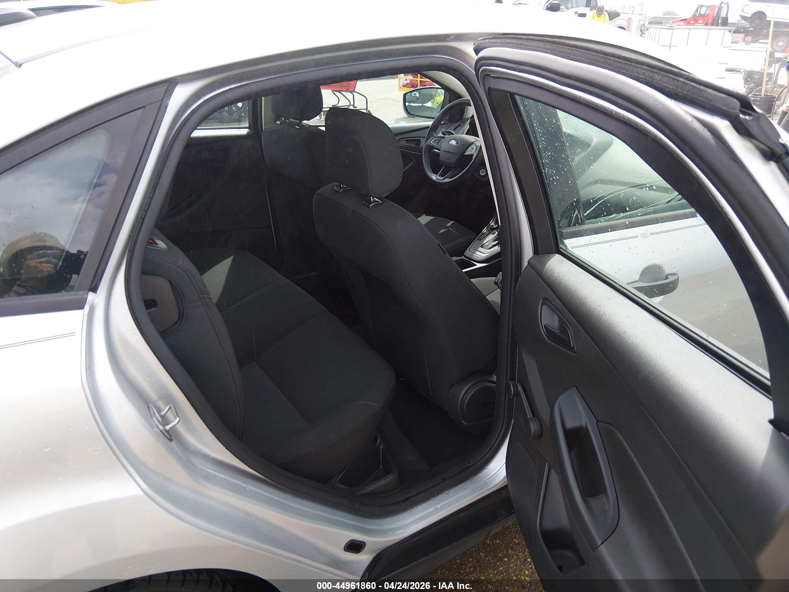 FORD FOCUS image 8