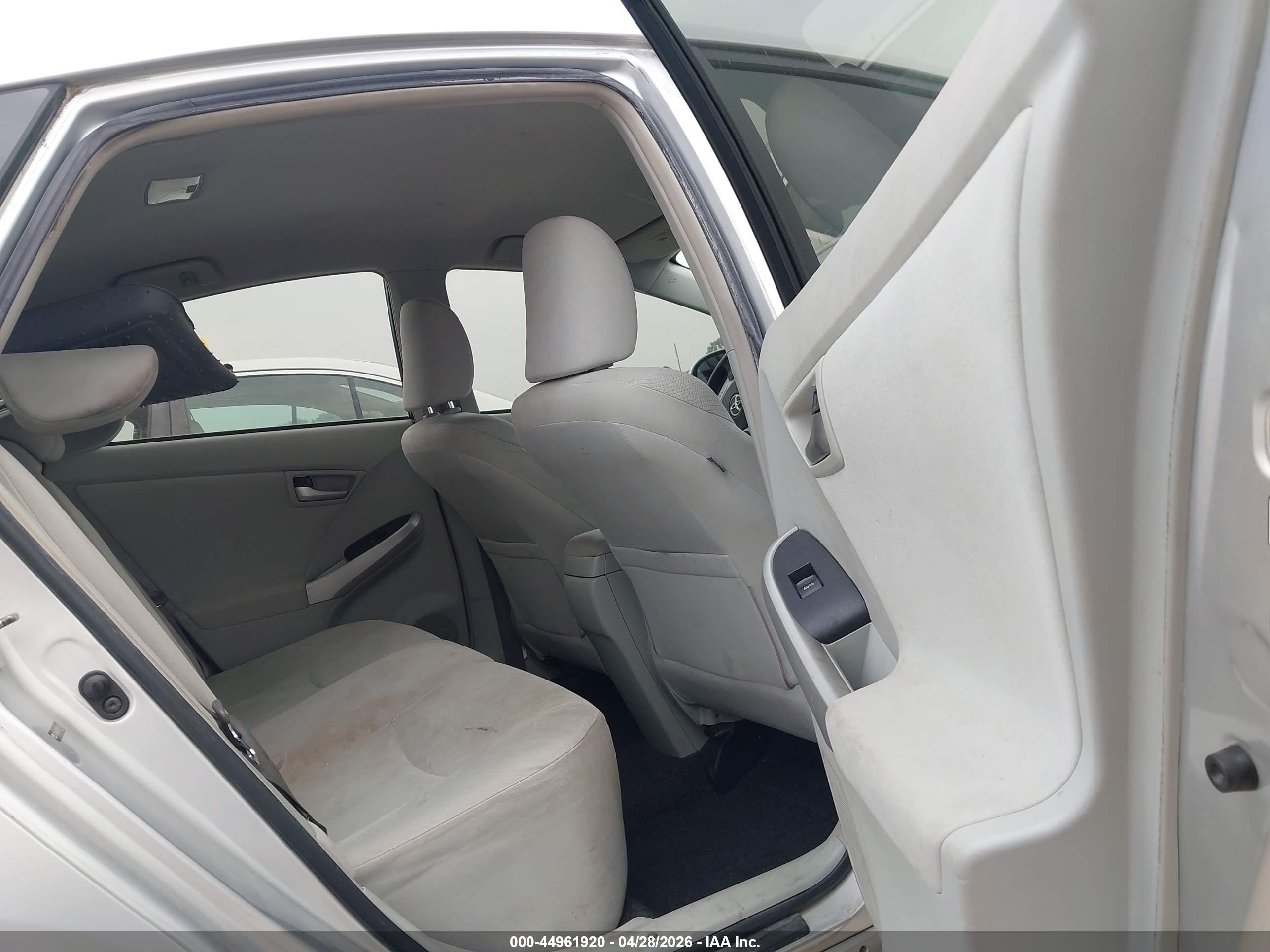TOYOTA PRIUS image 8