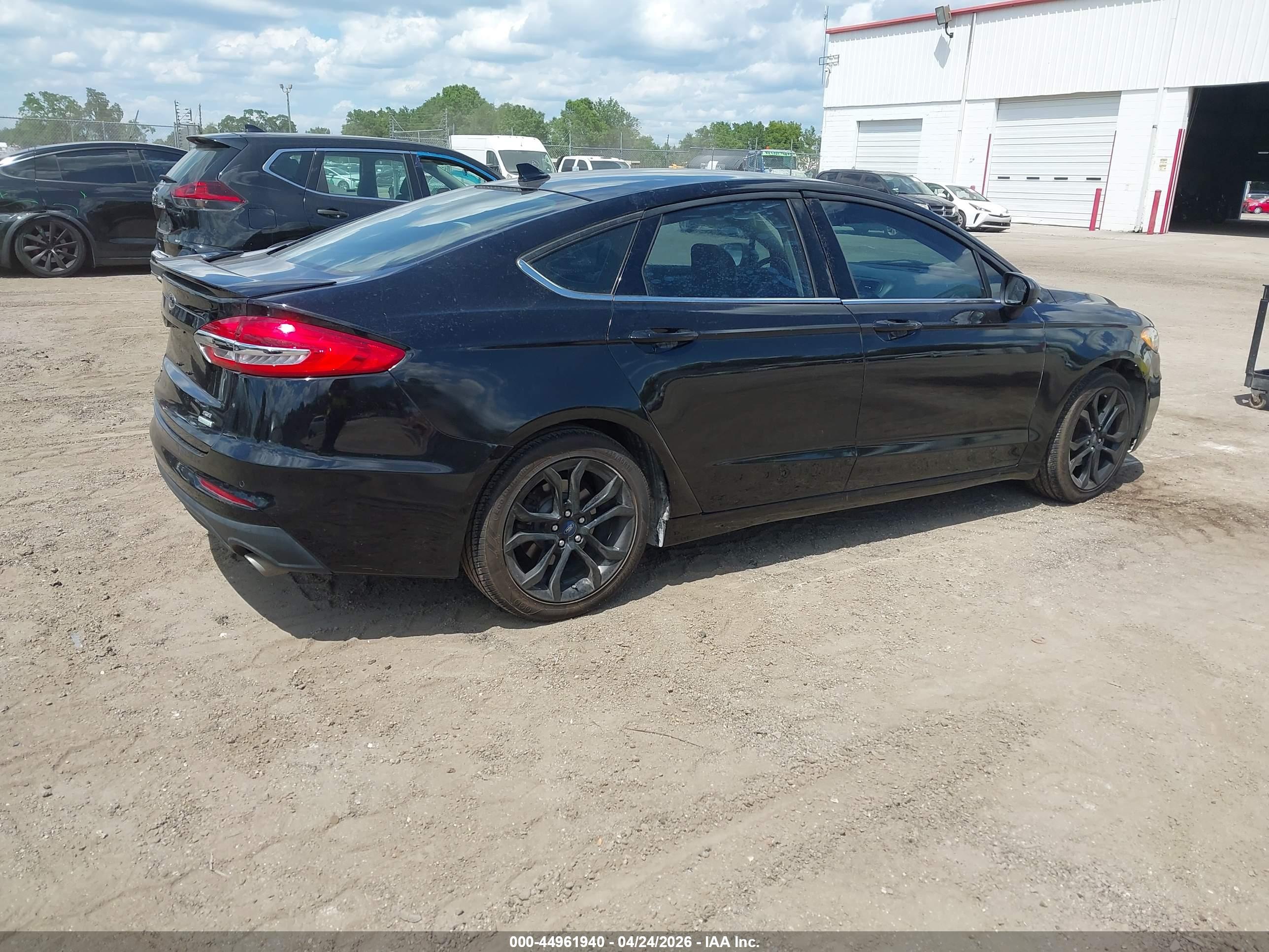 FORD FUSION image 4