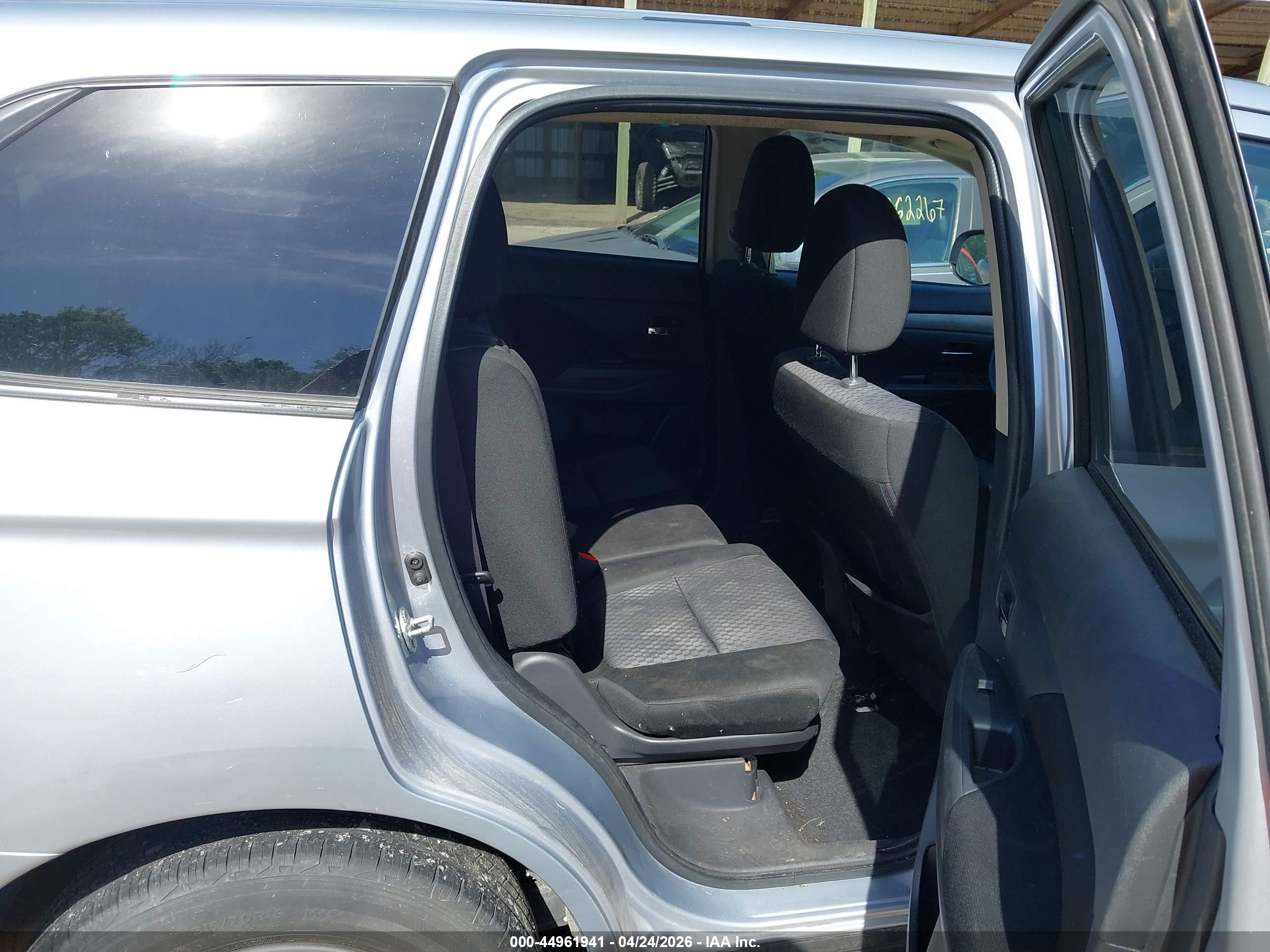 MITSUBISHI OUTLANDER image 8