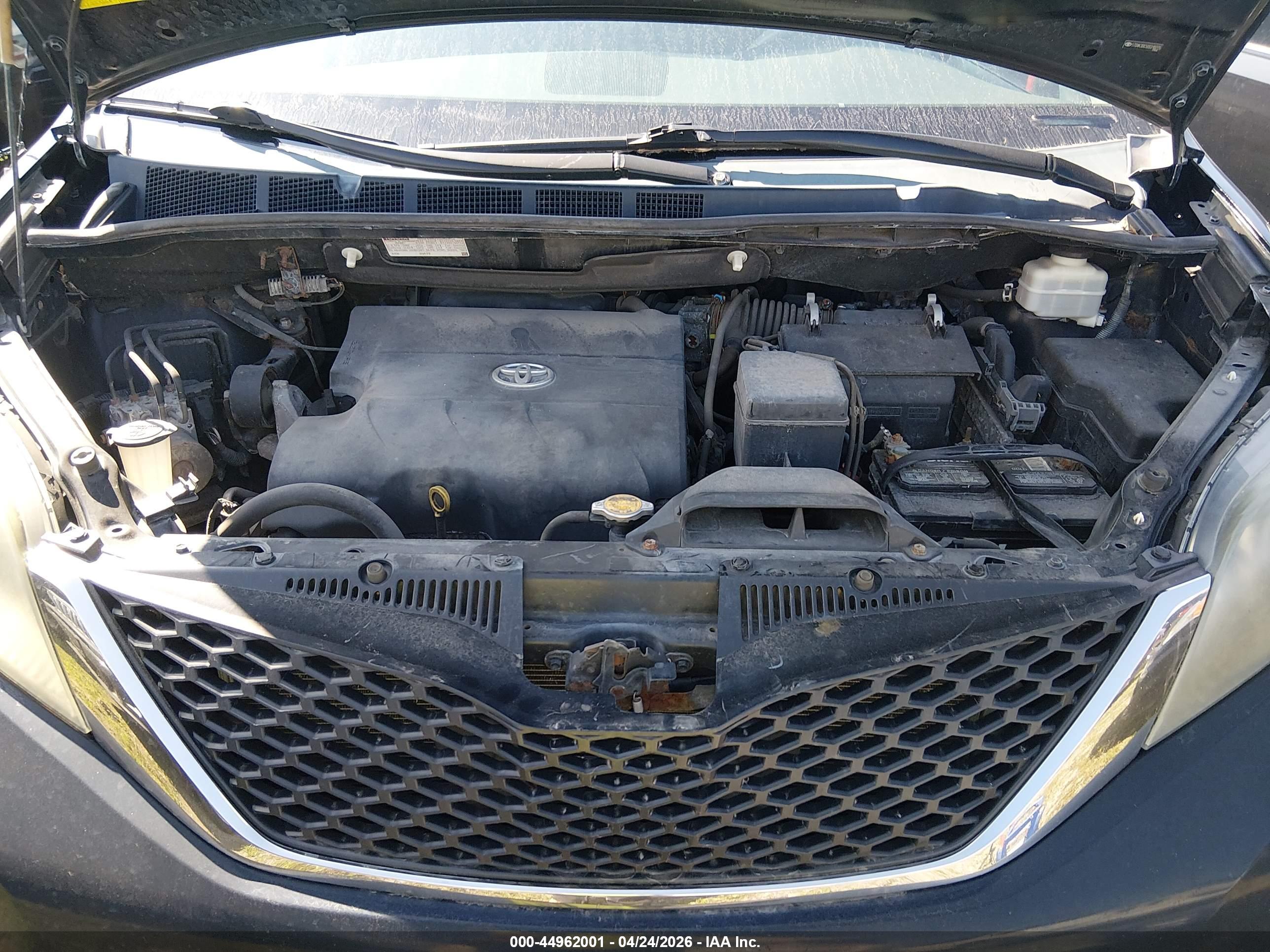TOYOTA SIENNA image 10