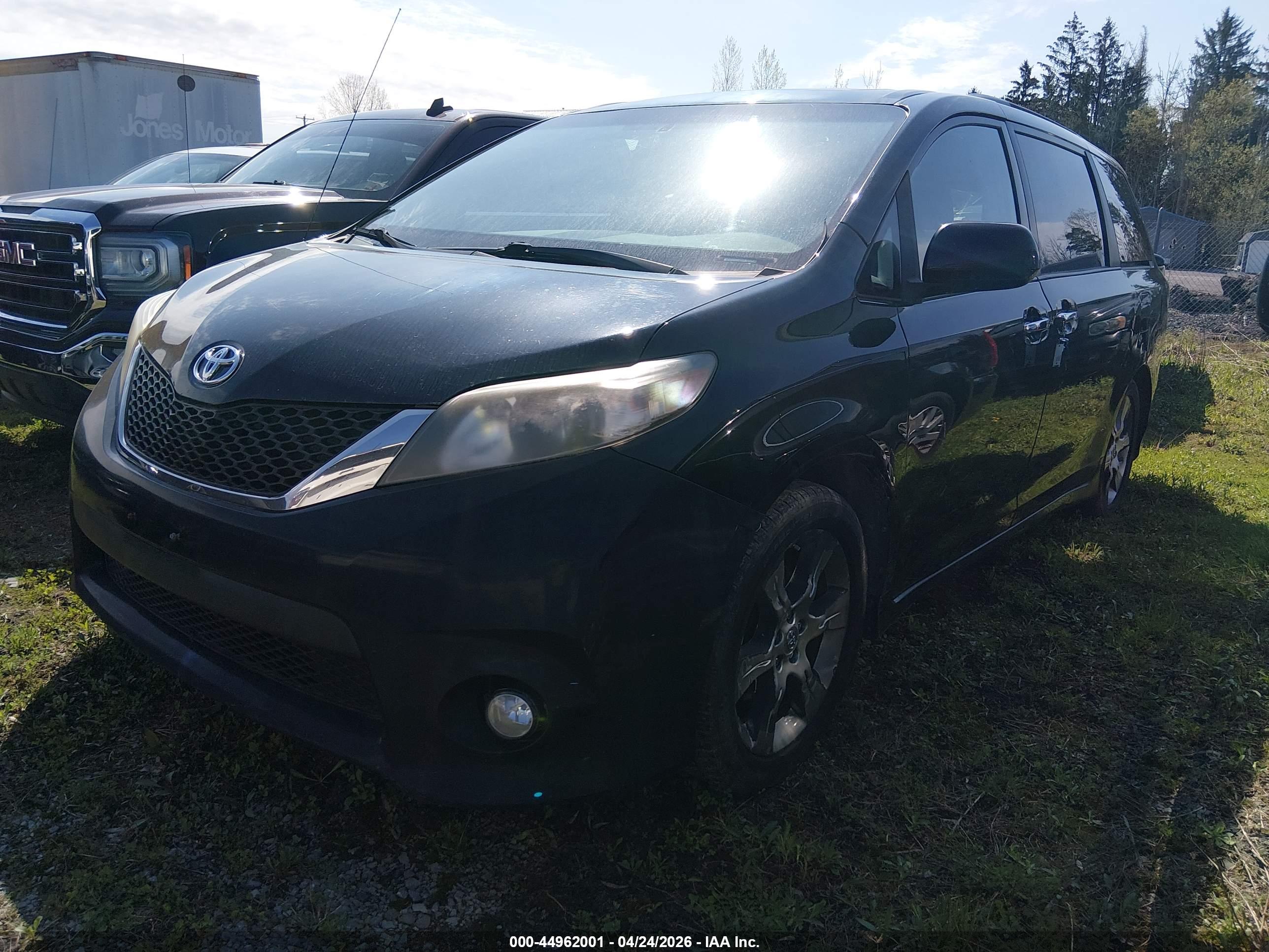 TOYOTA SIENNA image 2