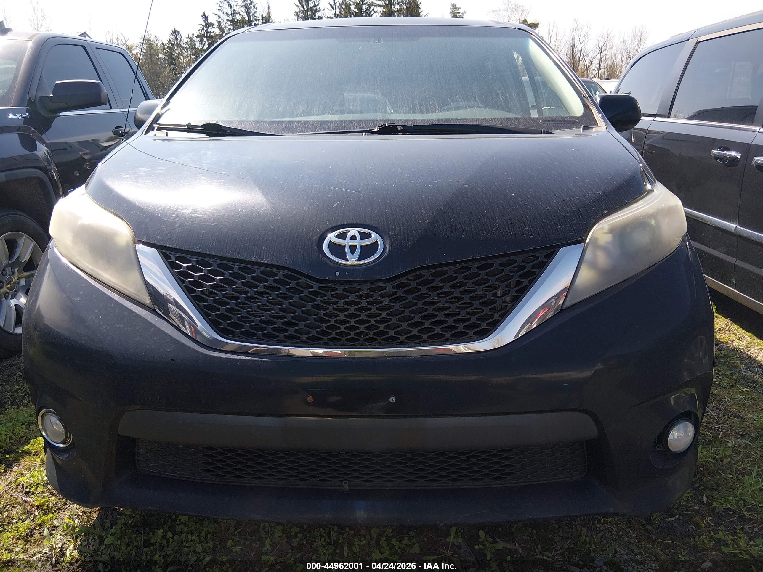 TOYOTA SIENNA image 6