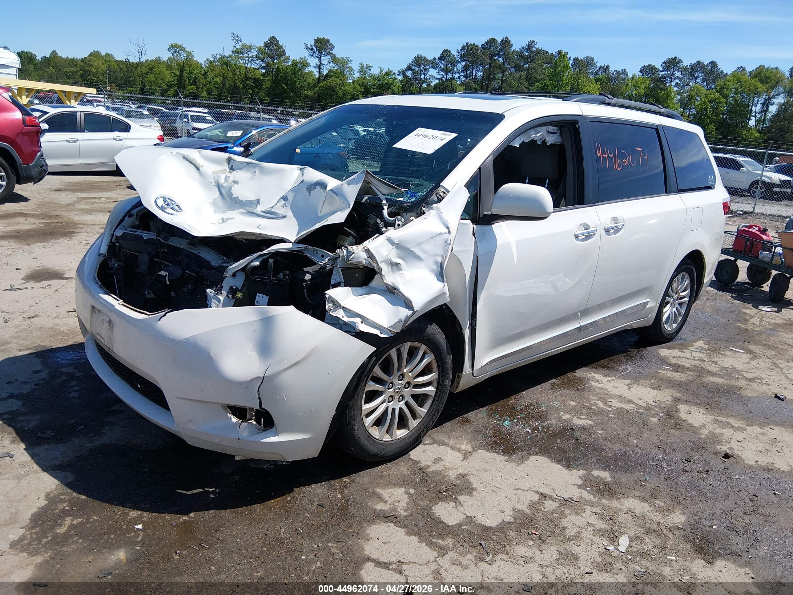 TOYOTA SIENNA image 2