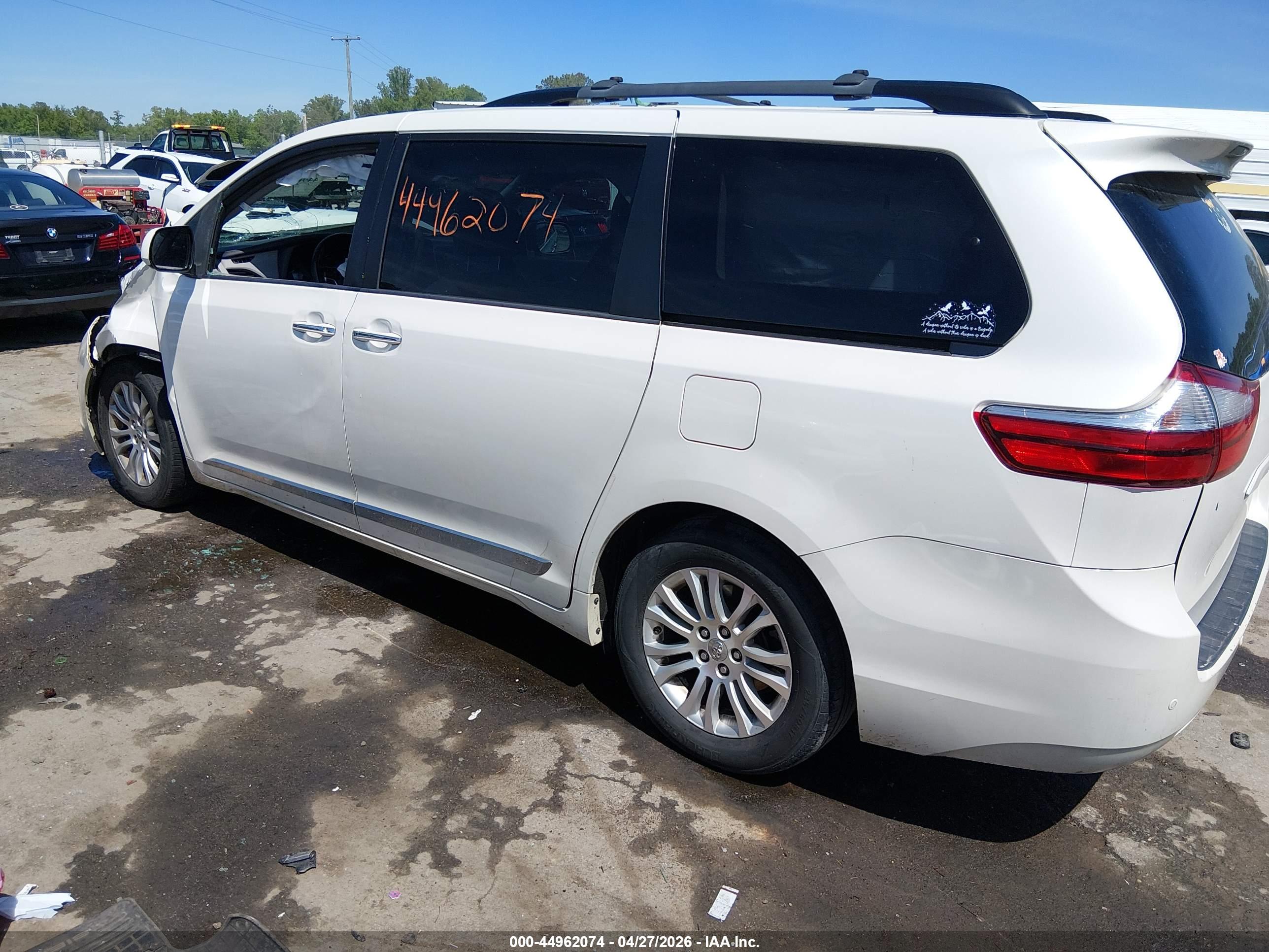 TOYOTA SIENNA image 3