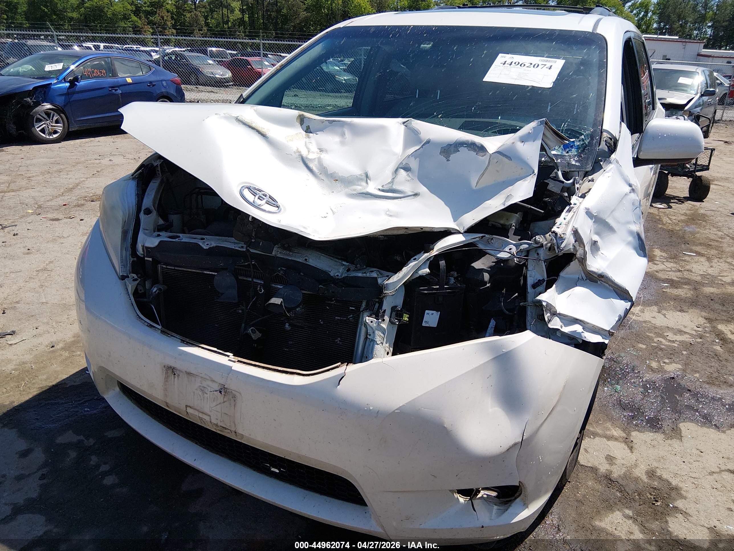 TOYOTA SIENNA image 6
