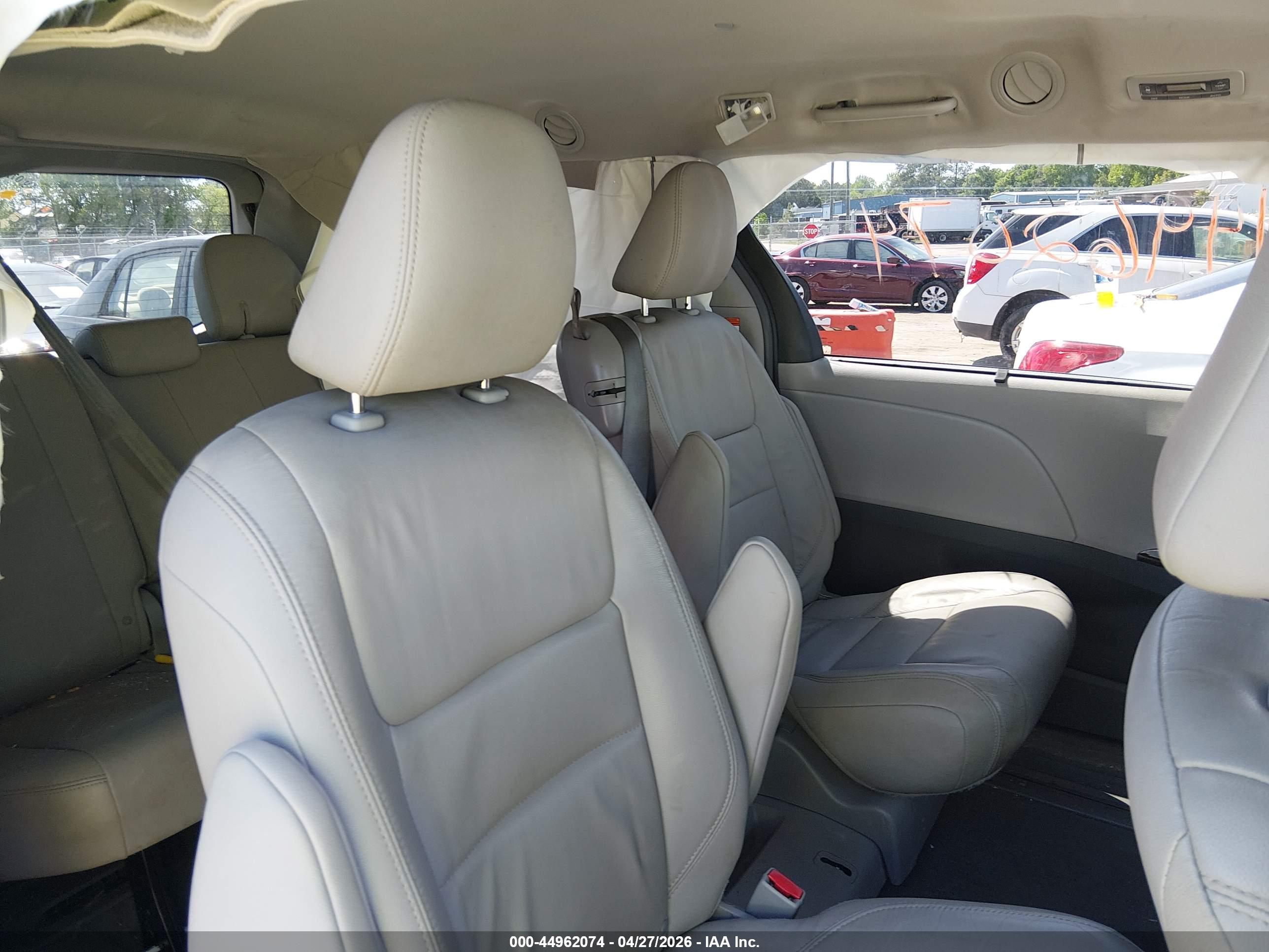 TOYOTA SIENNA image 8