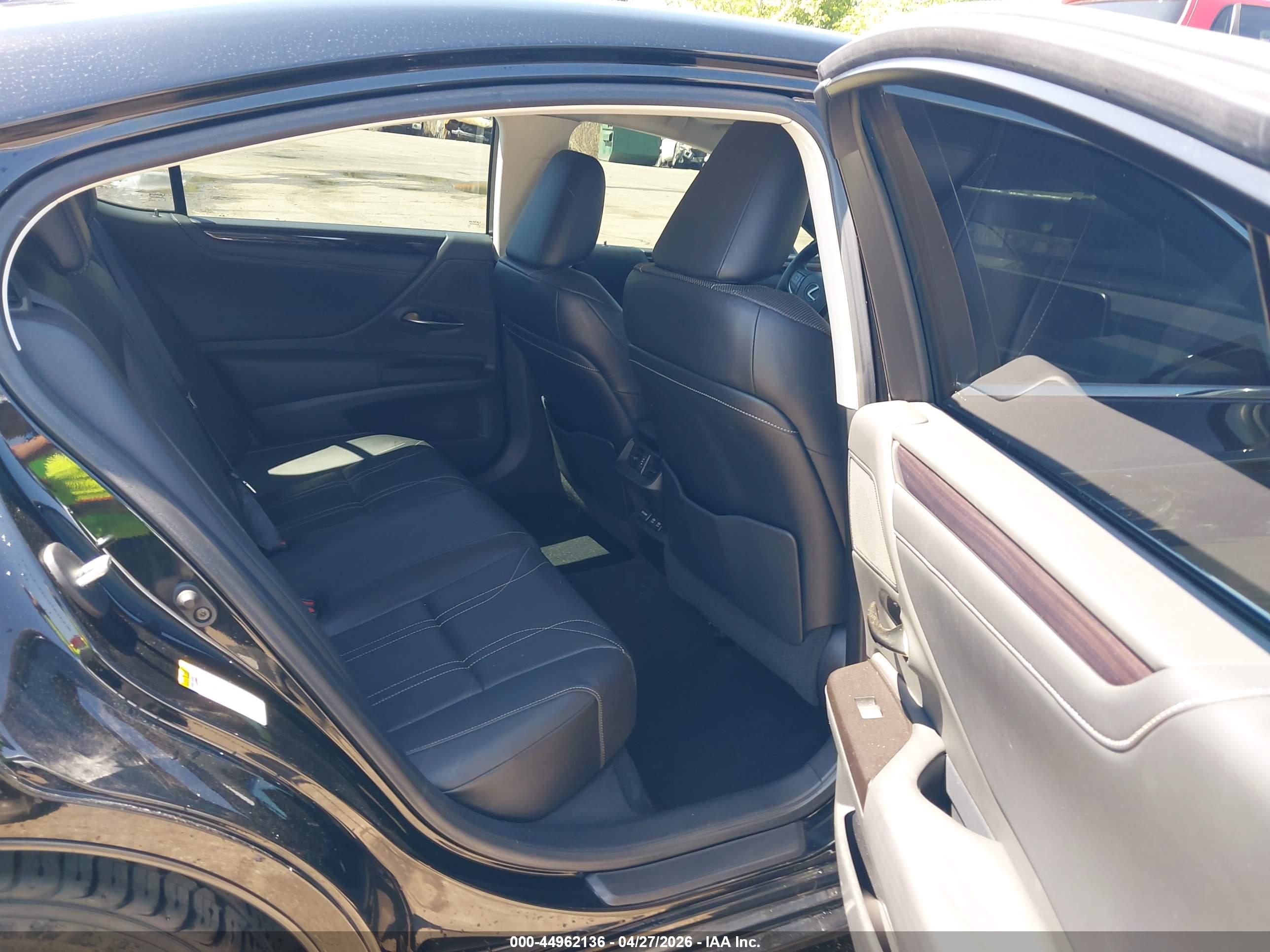 LEXUS ES image 8