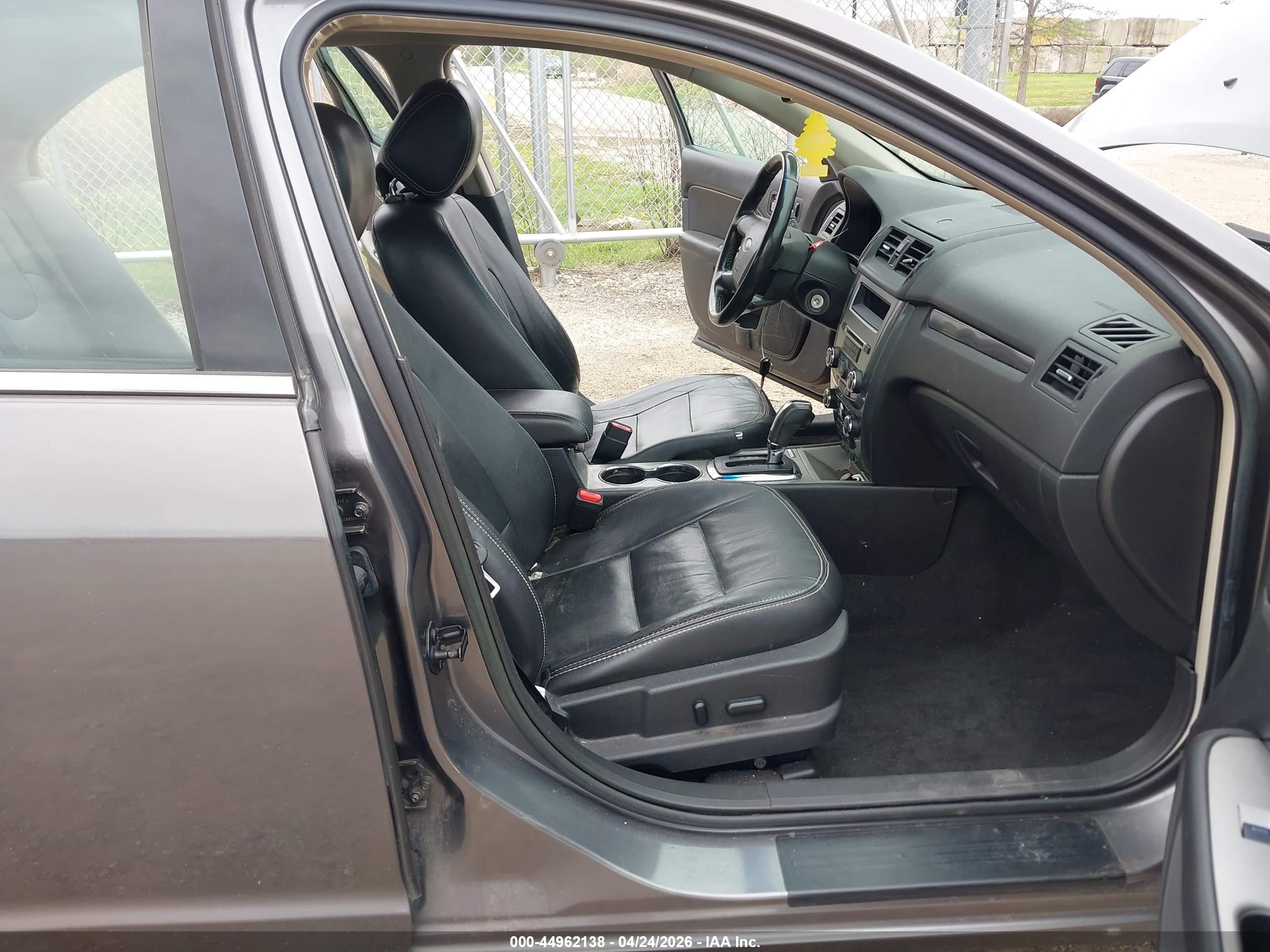 FORD FUSION image 5