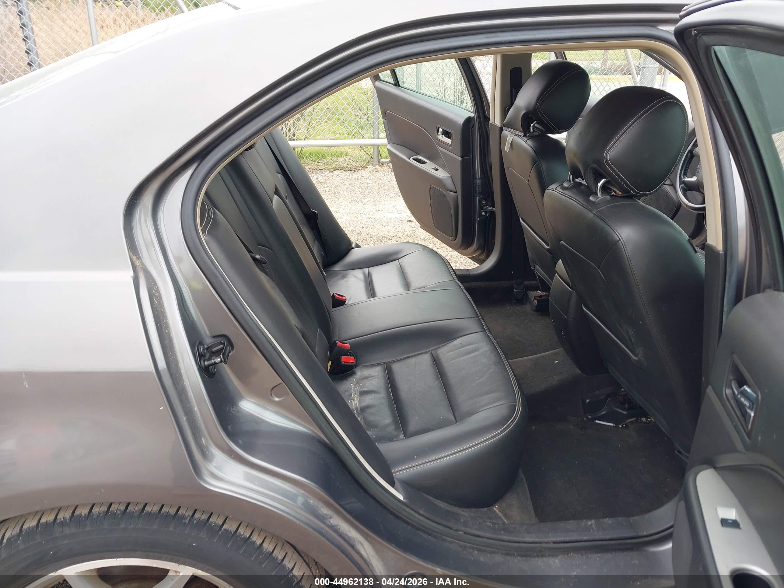 FORD FUSION image 8