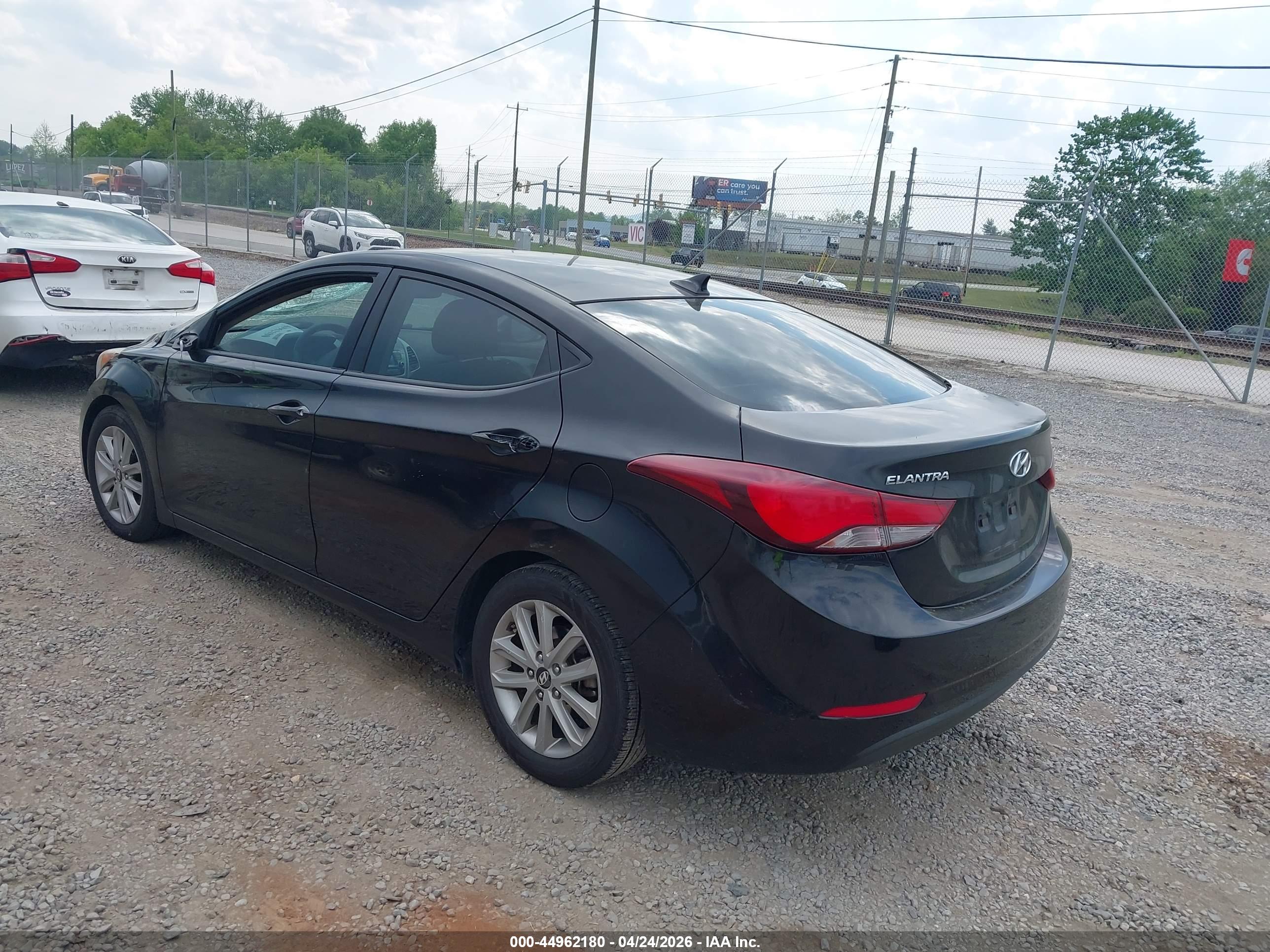 HYUNDAI ELANTRA image 3