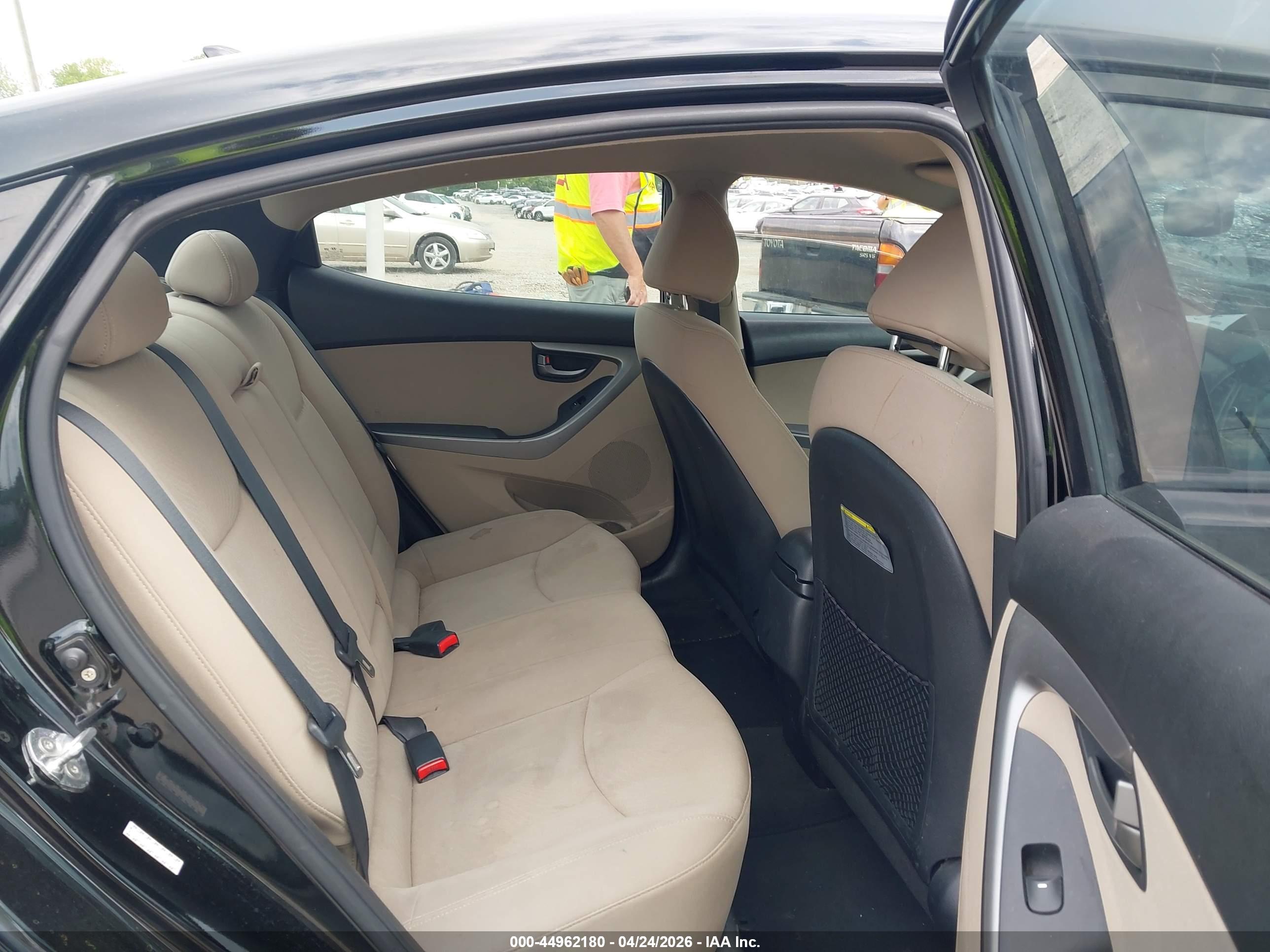 HYUNDAI ELANTRA image 8