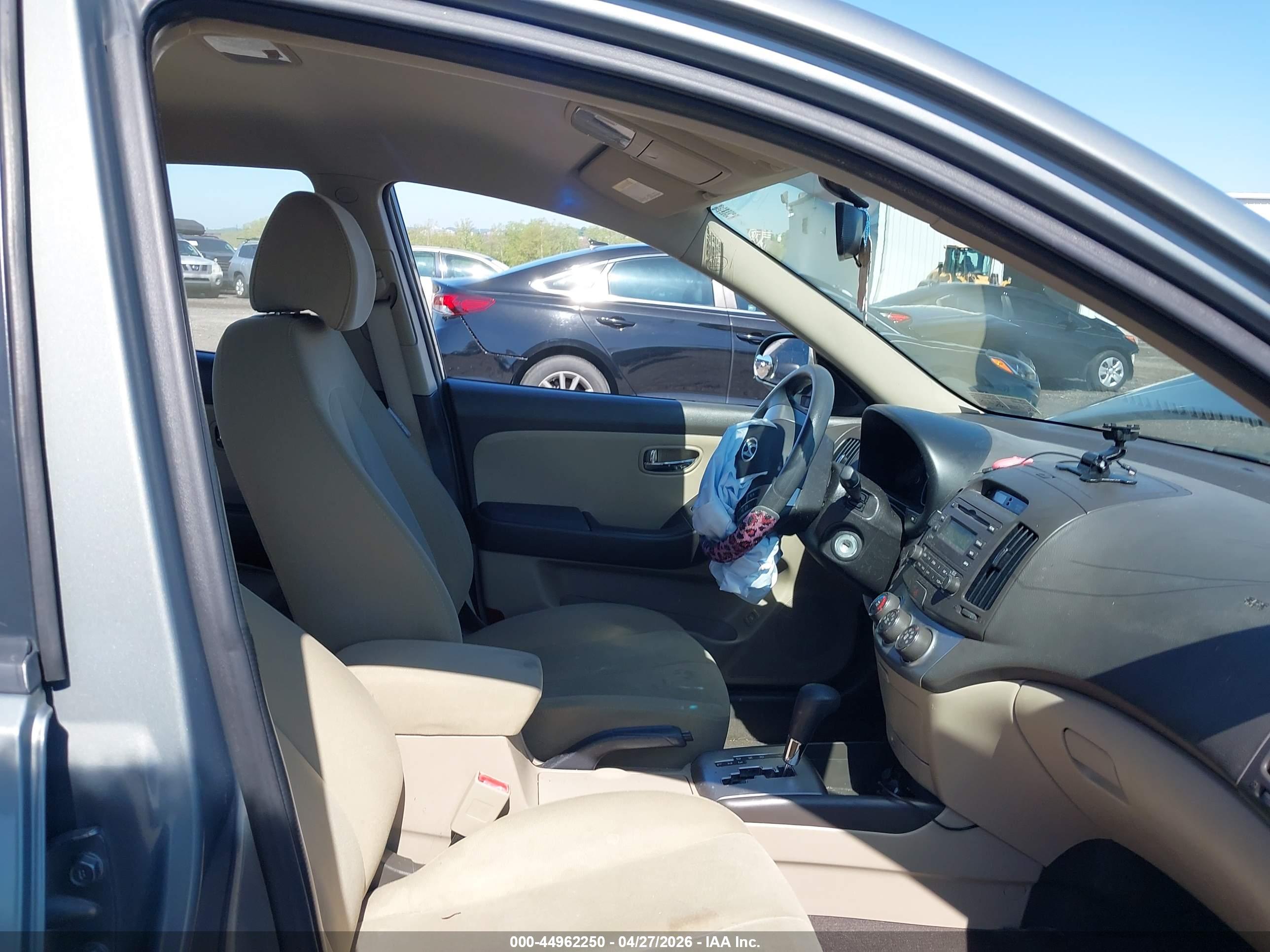 HYUNDAI ELANTRA image 5