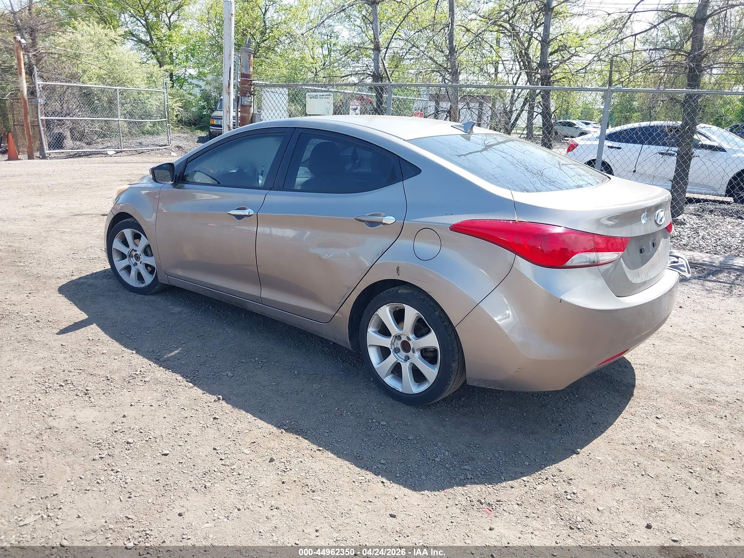HYUNDAI ELANTRA image 3