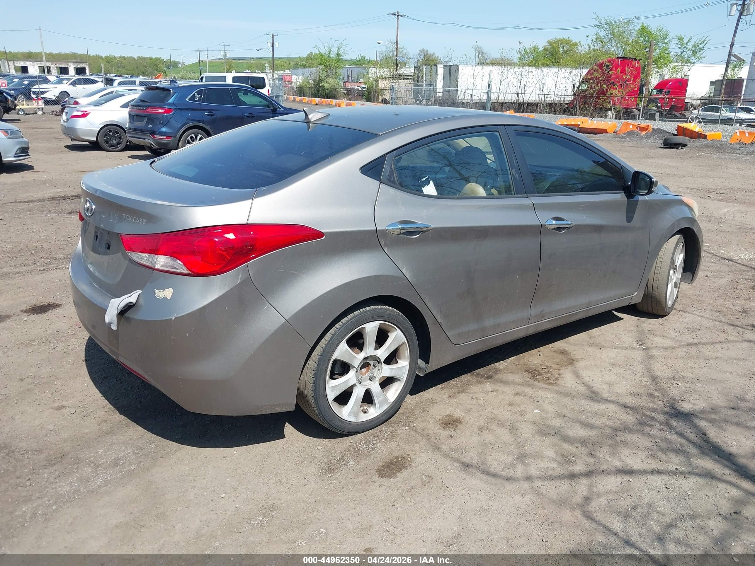 HYUNDAI ELANTRA image 4