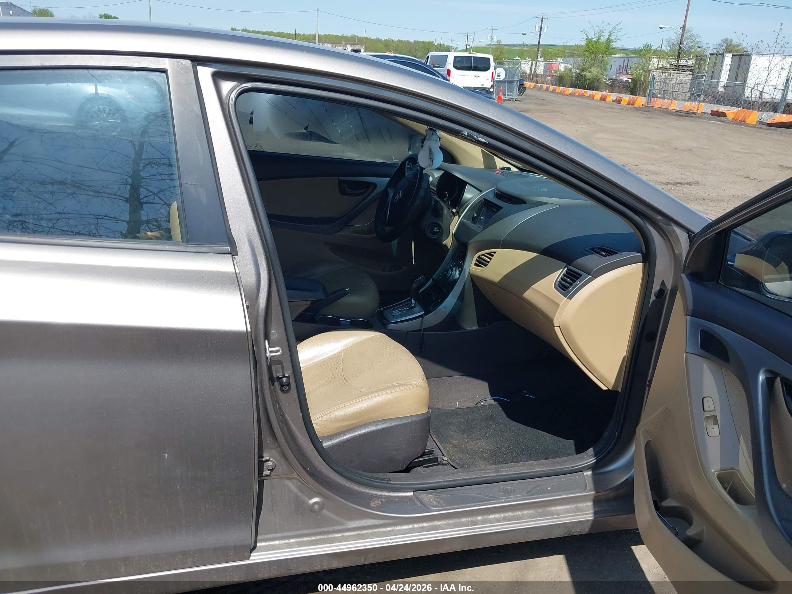 HYUNDAI ELANTRA image 5