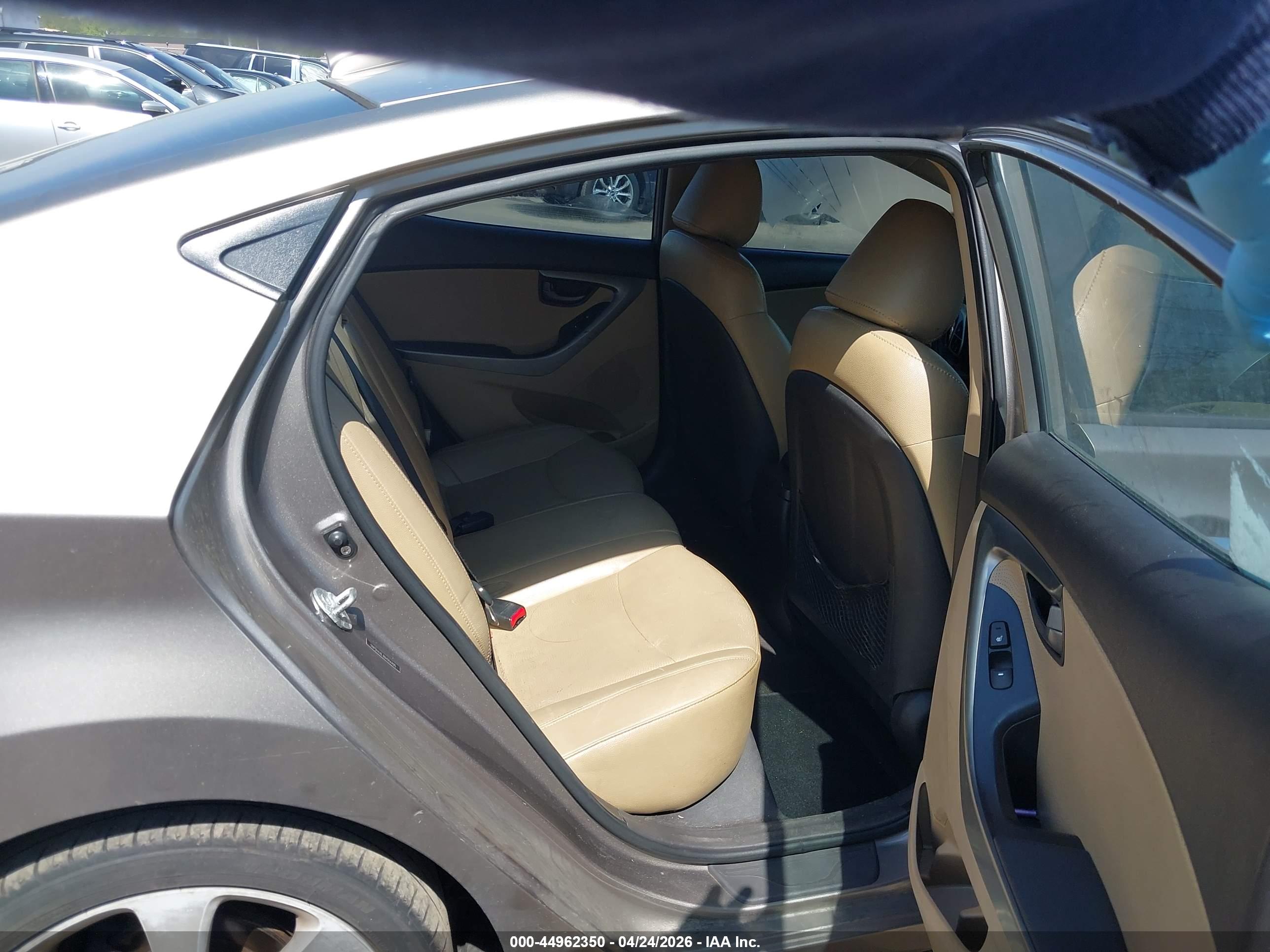 HYUNDAI ELANTRA image 8