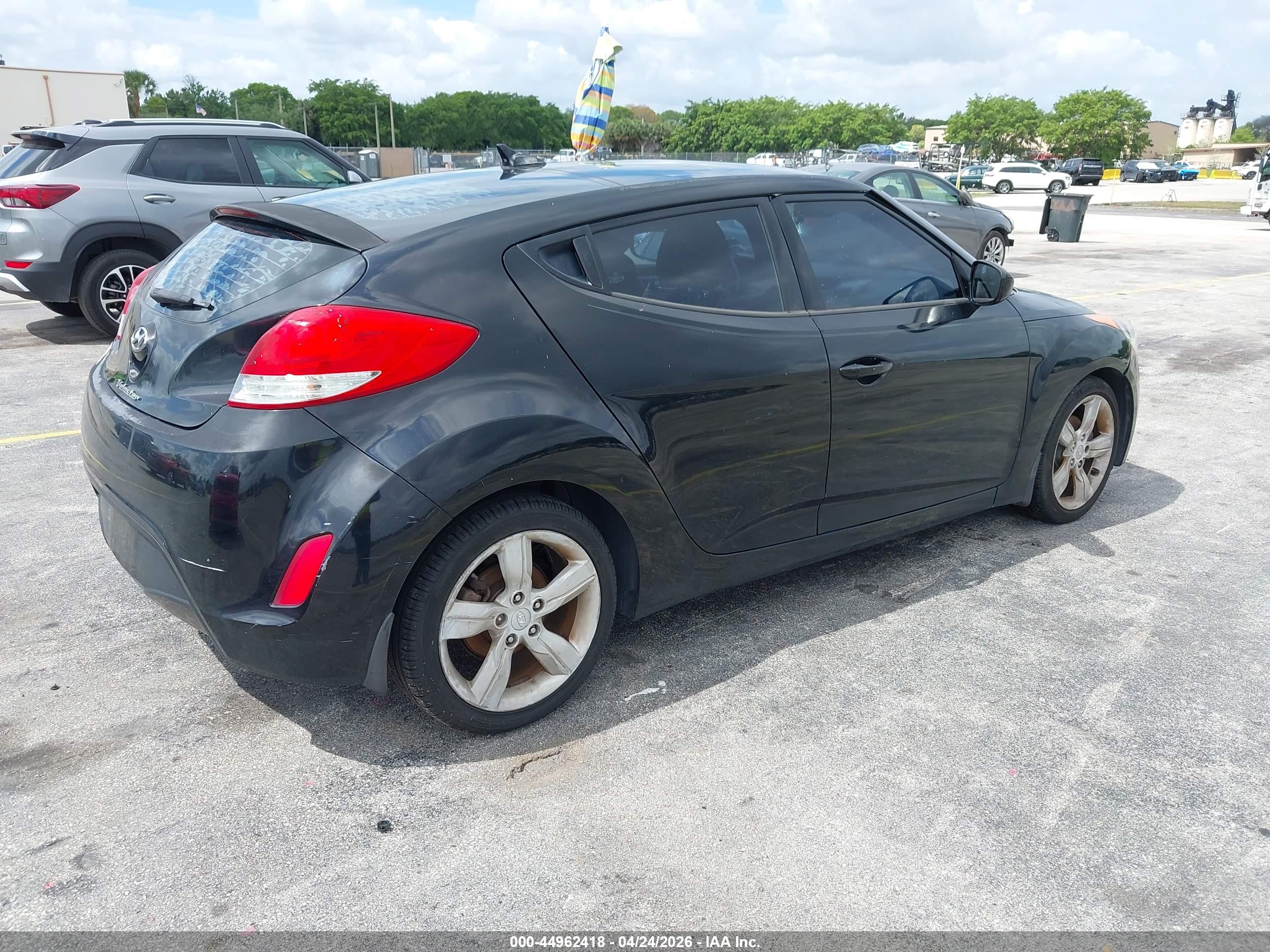 HYUNDAI VELOSTER image 4