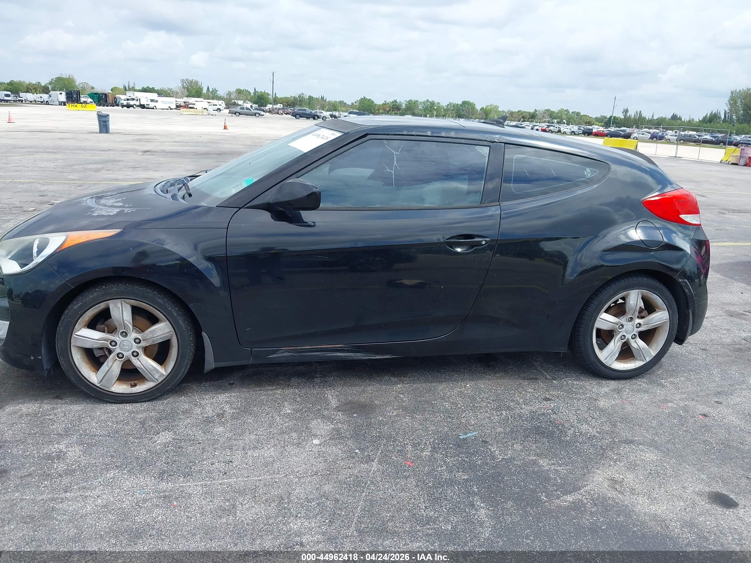 HYUNDAI VELOSTER image 6