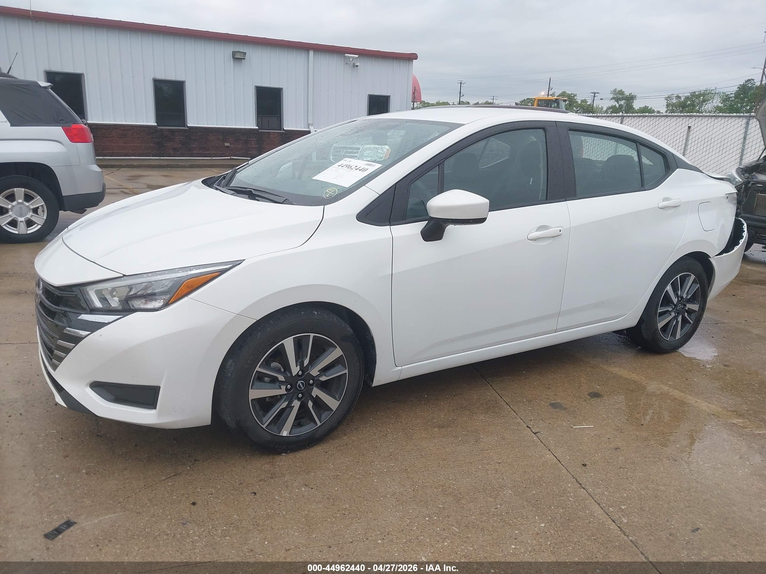NISSAN VERSA image 2