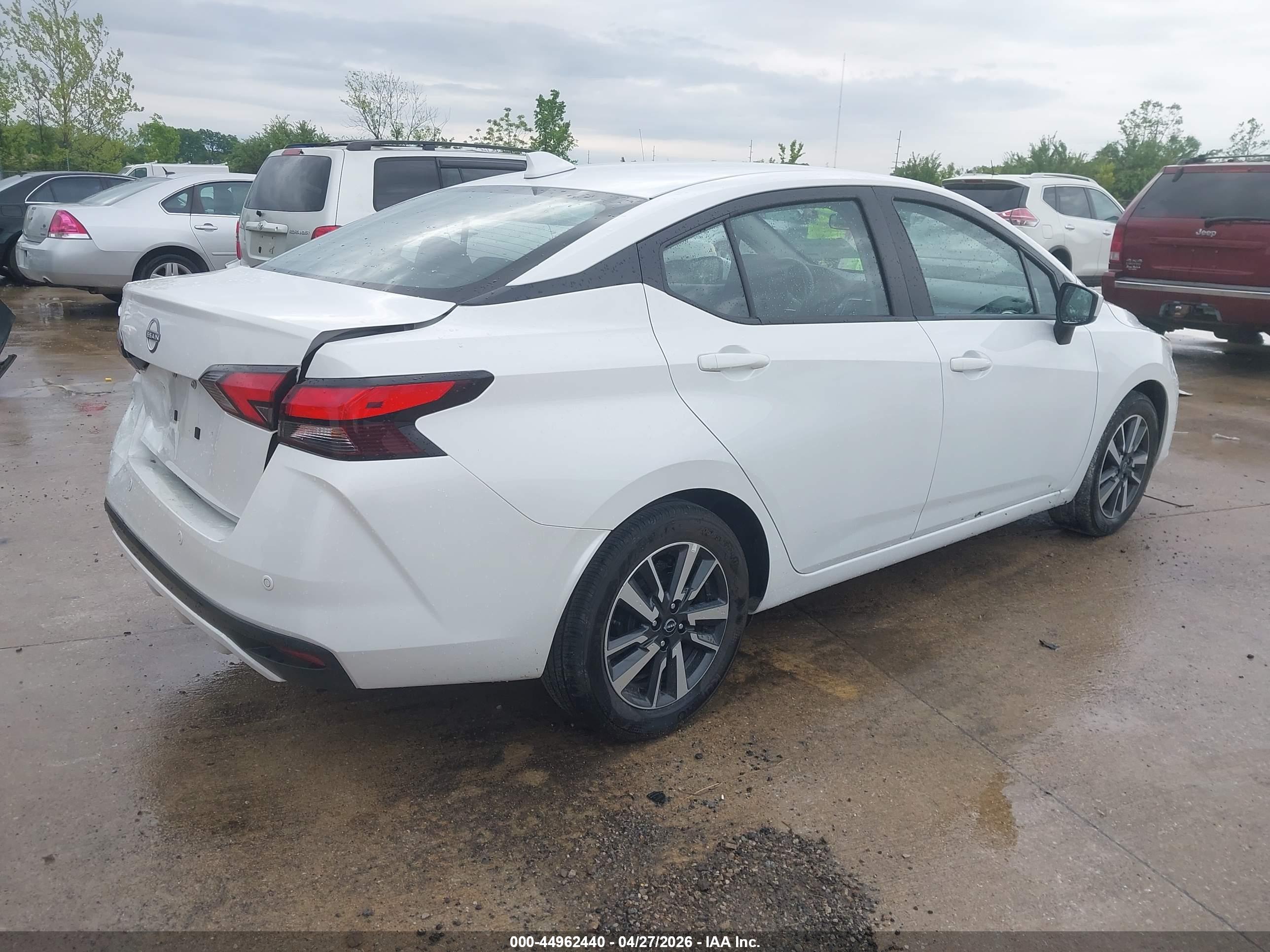 NISSAN VERSA image 4