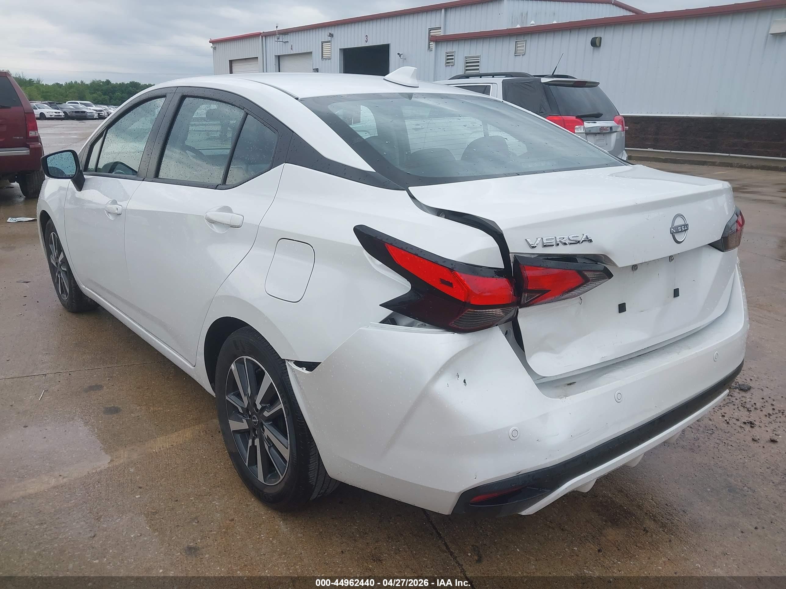 NISSAN VERSA image 6