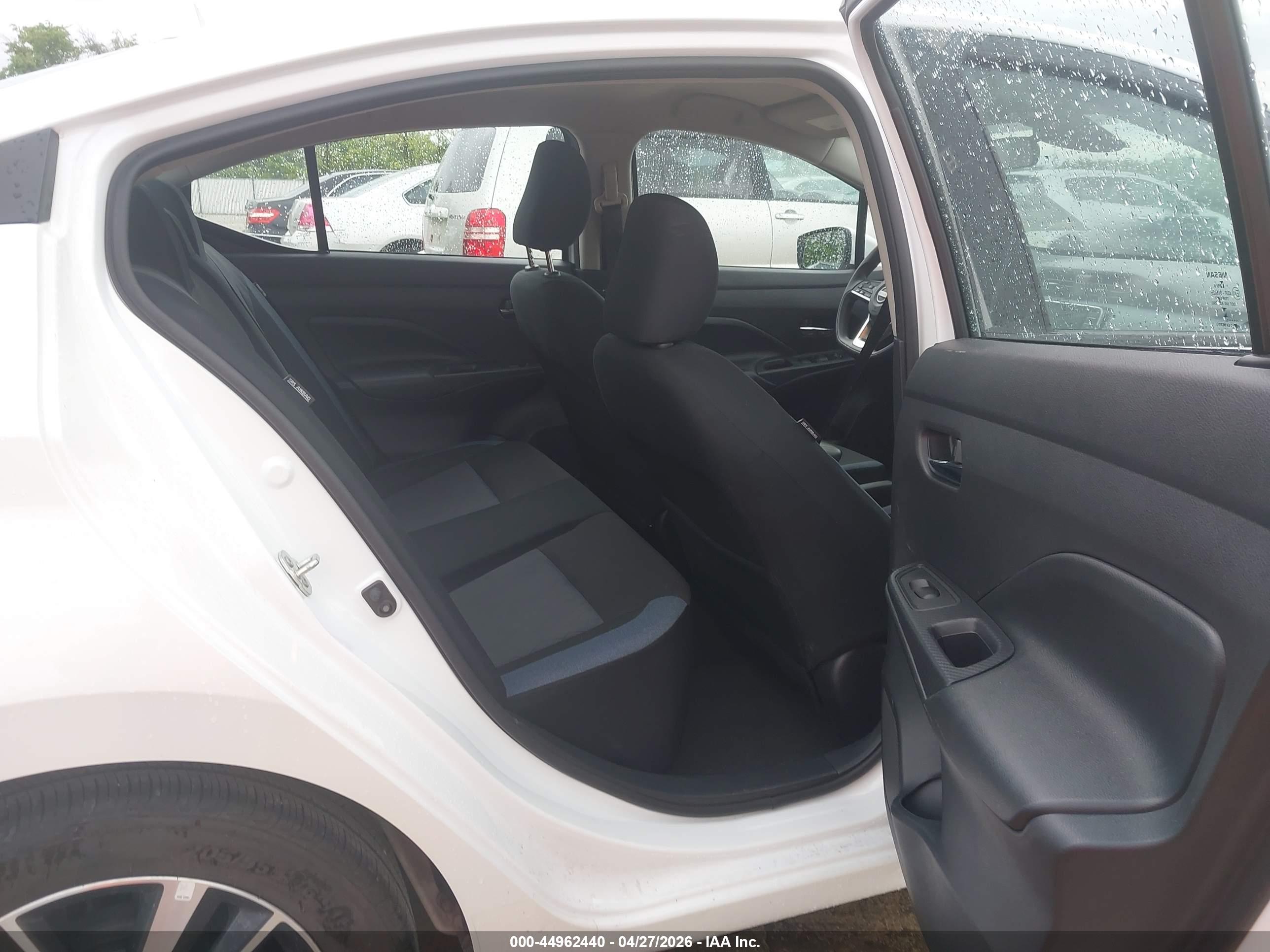 NISSAN VERSA image 8