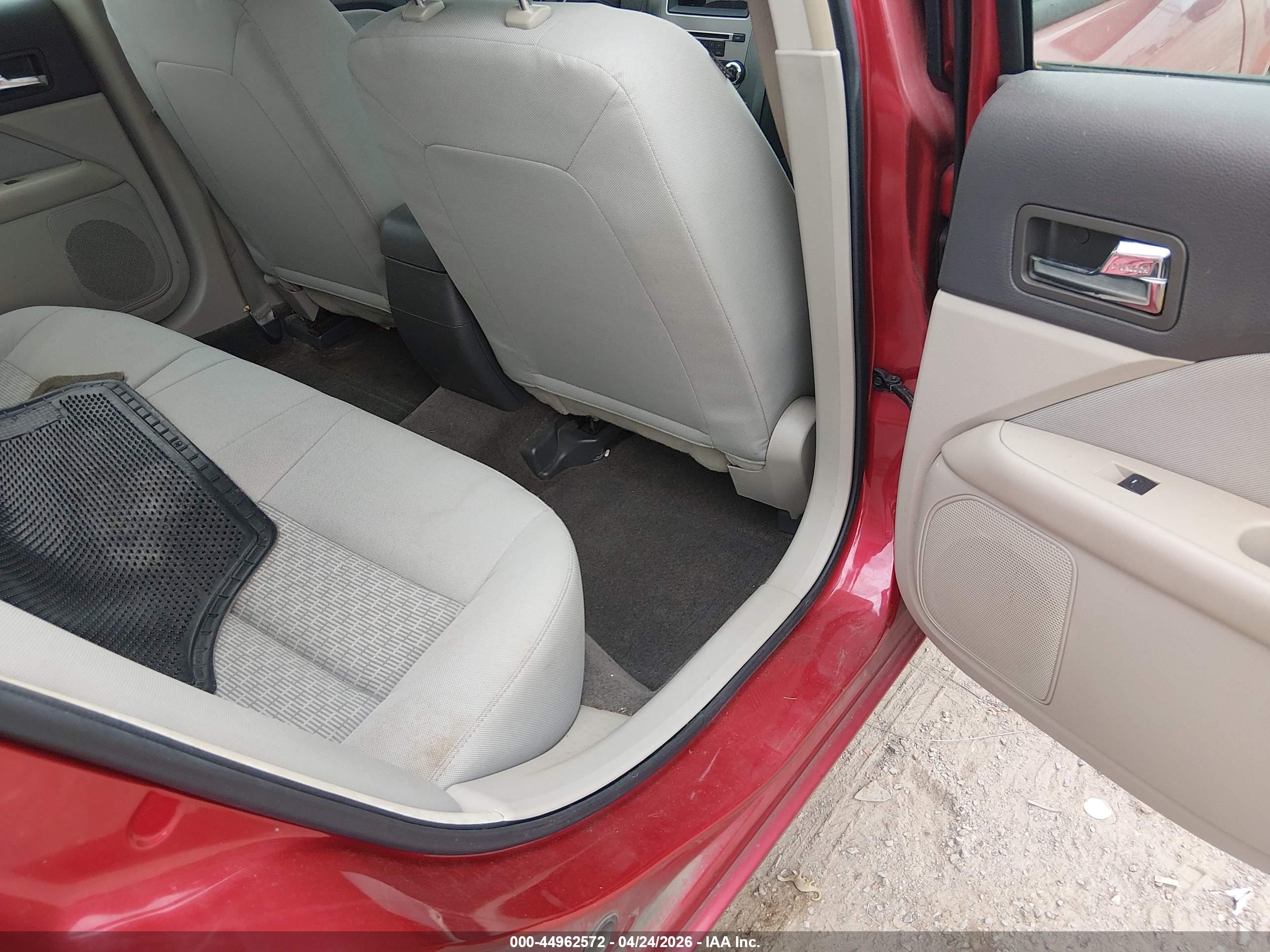 FORD FUSION image 8