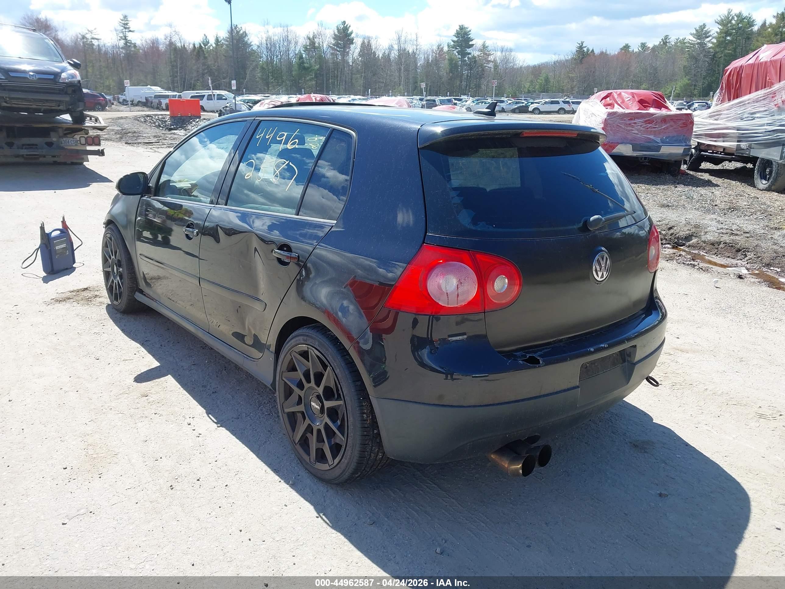 VOLKSWAGEN GTI image 3