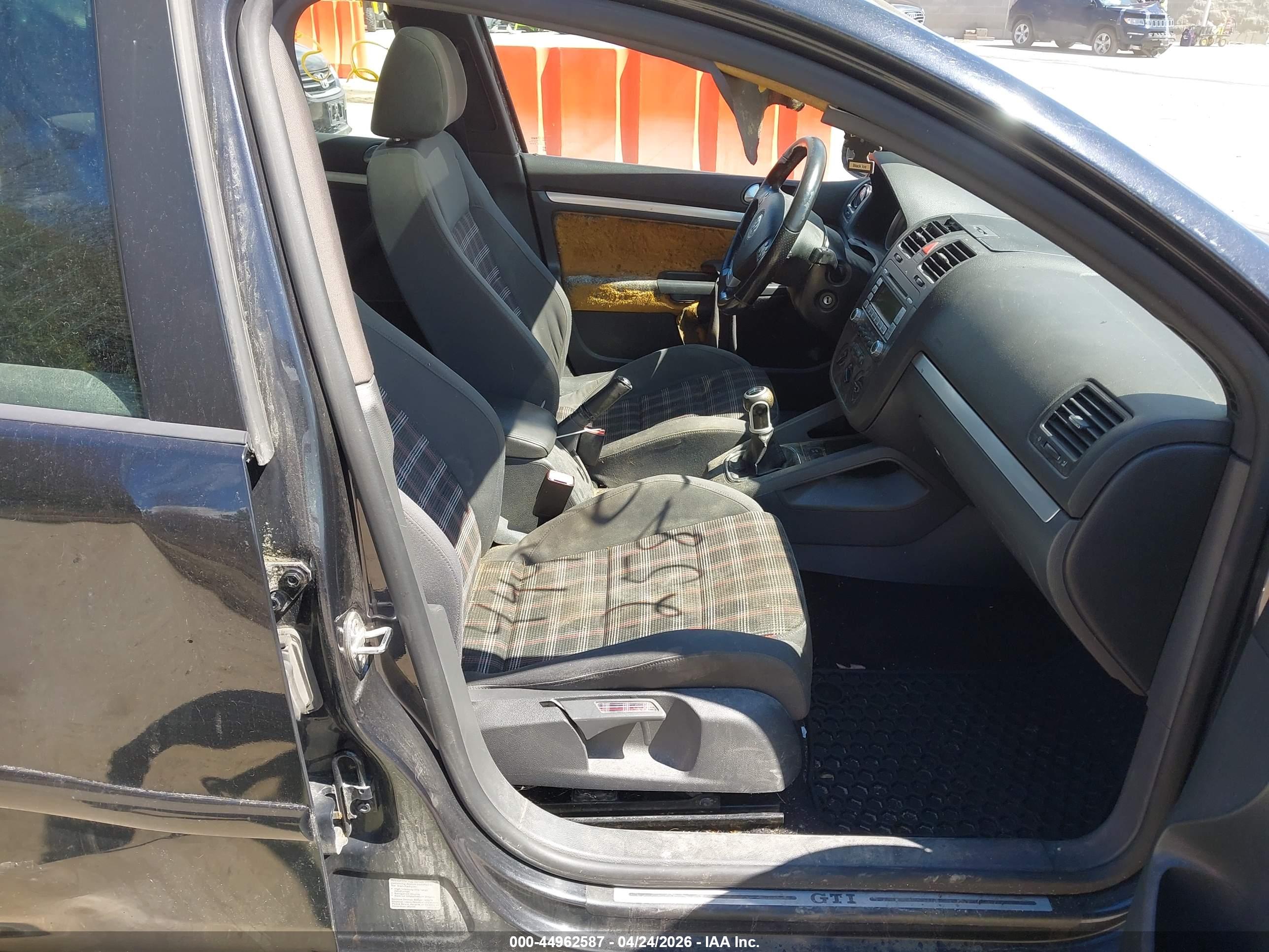 VOLKSWAGEN GTI image 5