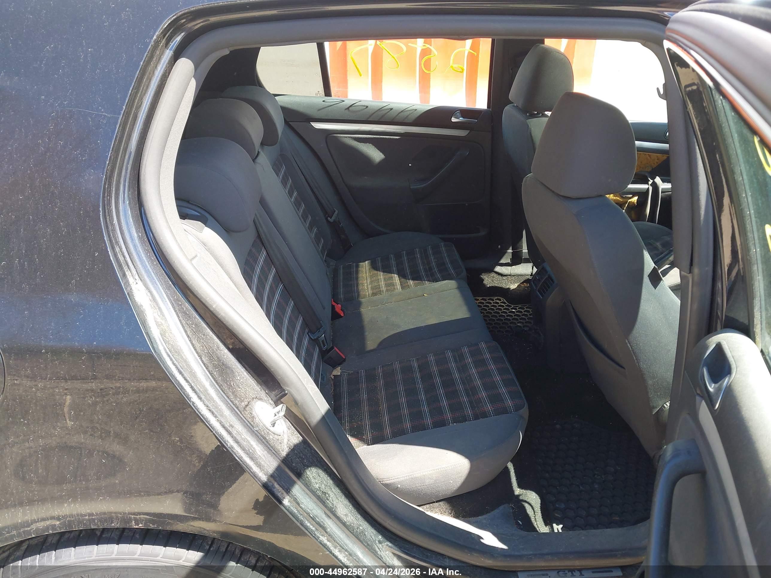 VOLKSWAGEN GTI image 8