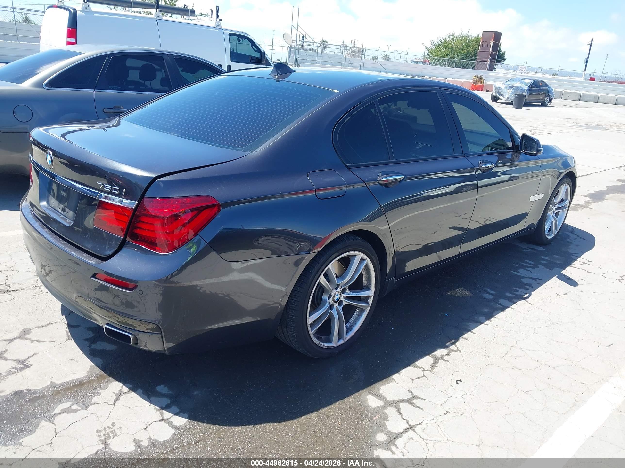 BMW 750I image 4