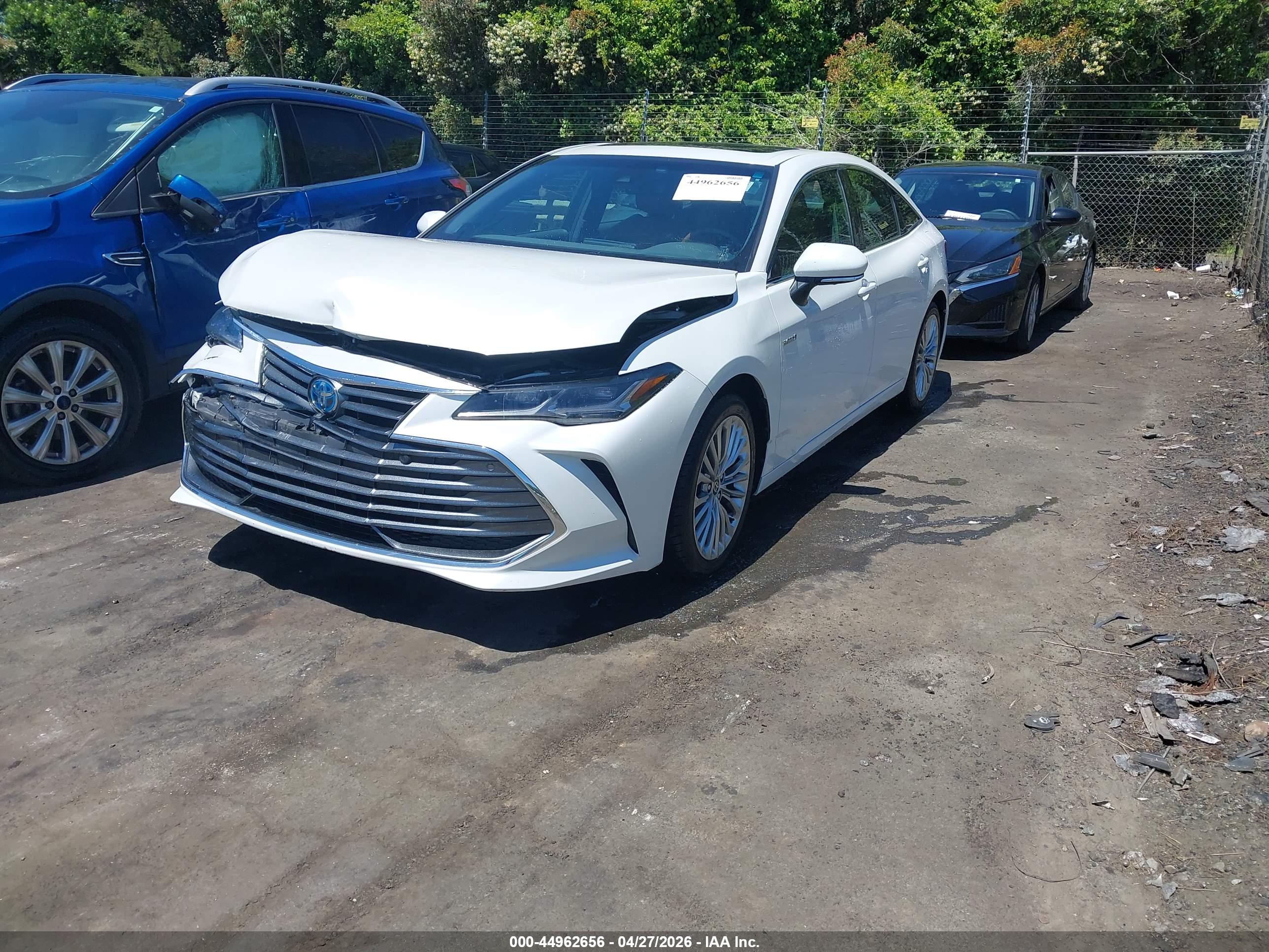 TOYOTA AVALON image 2