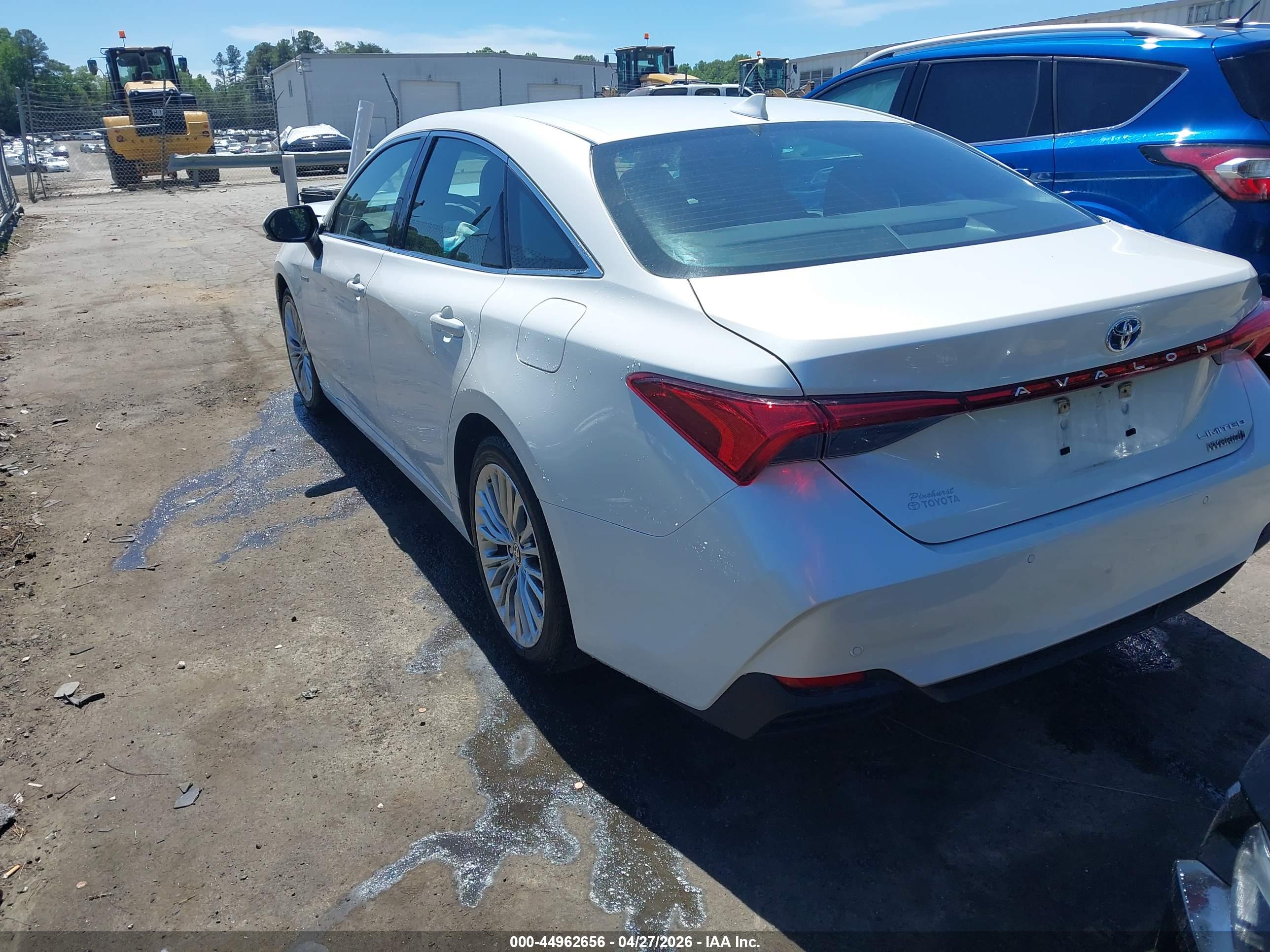 TOYOTA AVALON image 3
