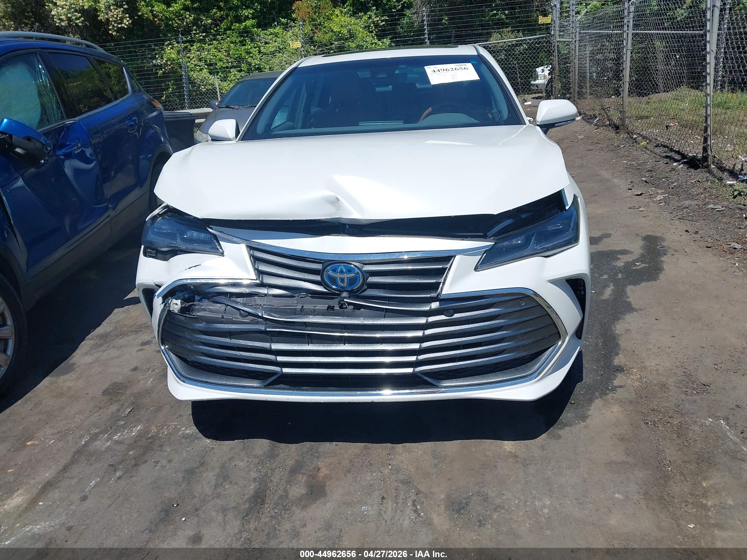 TOYOTA AVALON image 6