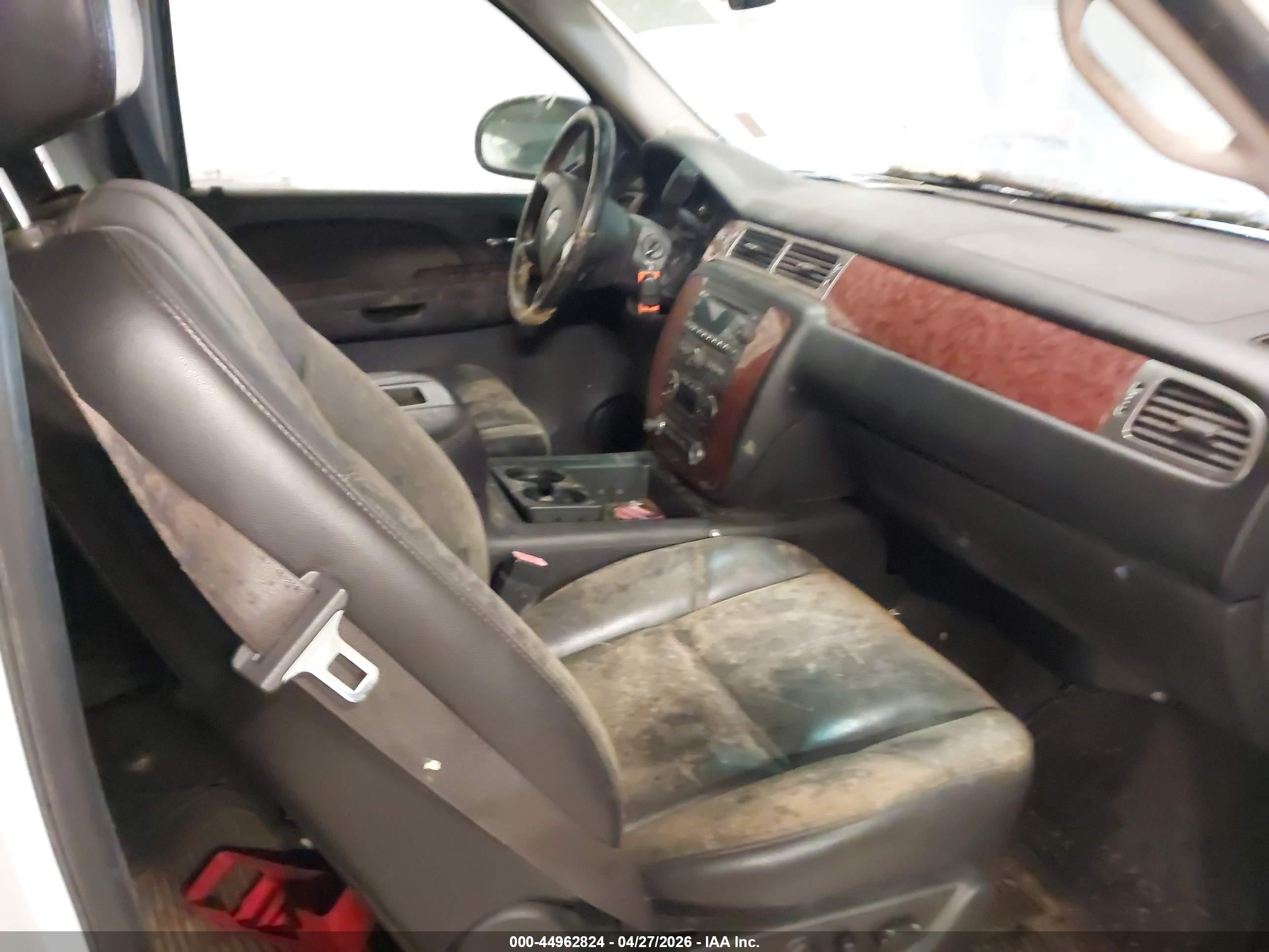 CHEVROLET SUBURBAN image 5