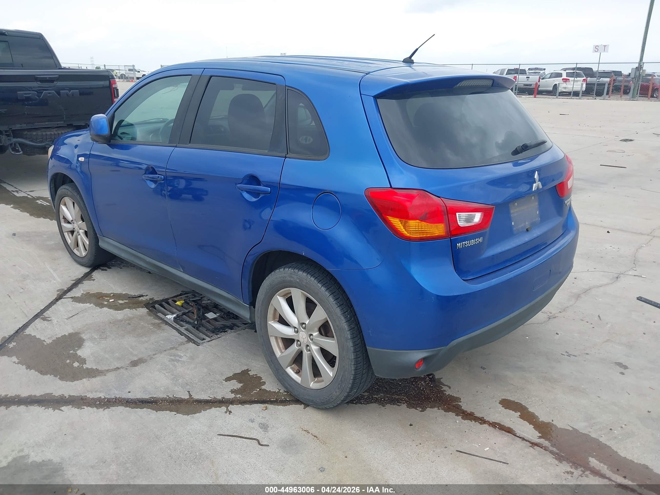 MITSUBISHI OUTLANDER image 3