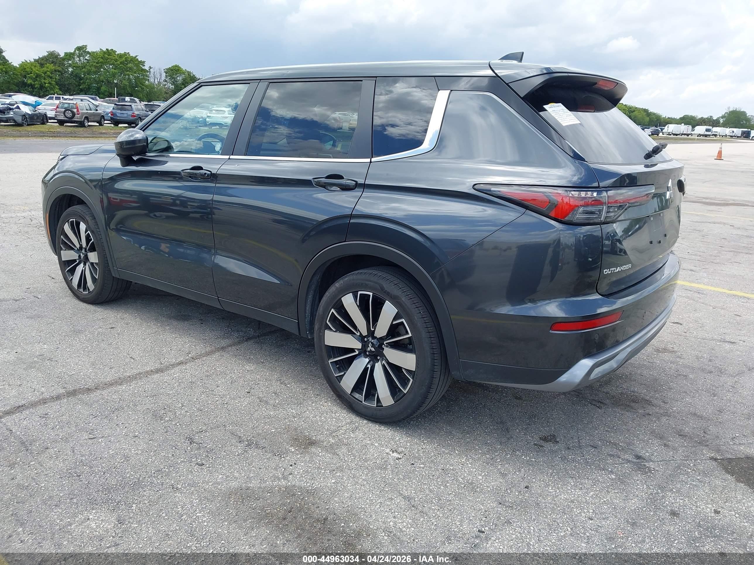 MITSUBISHI OUTLANDER image 3
