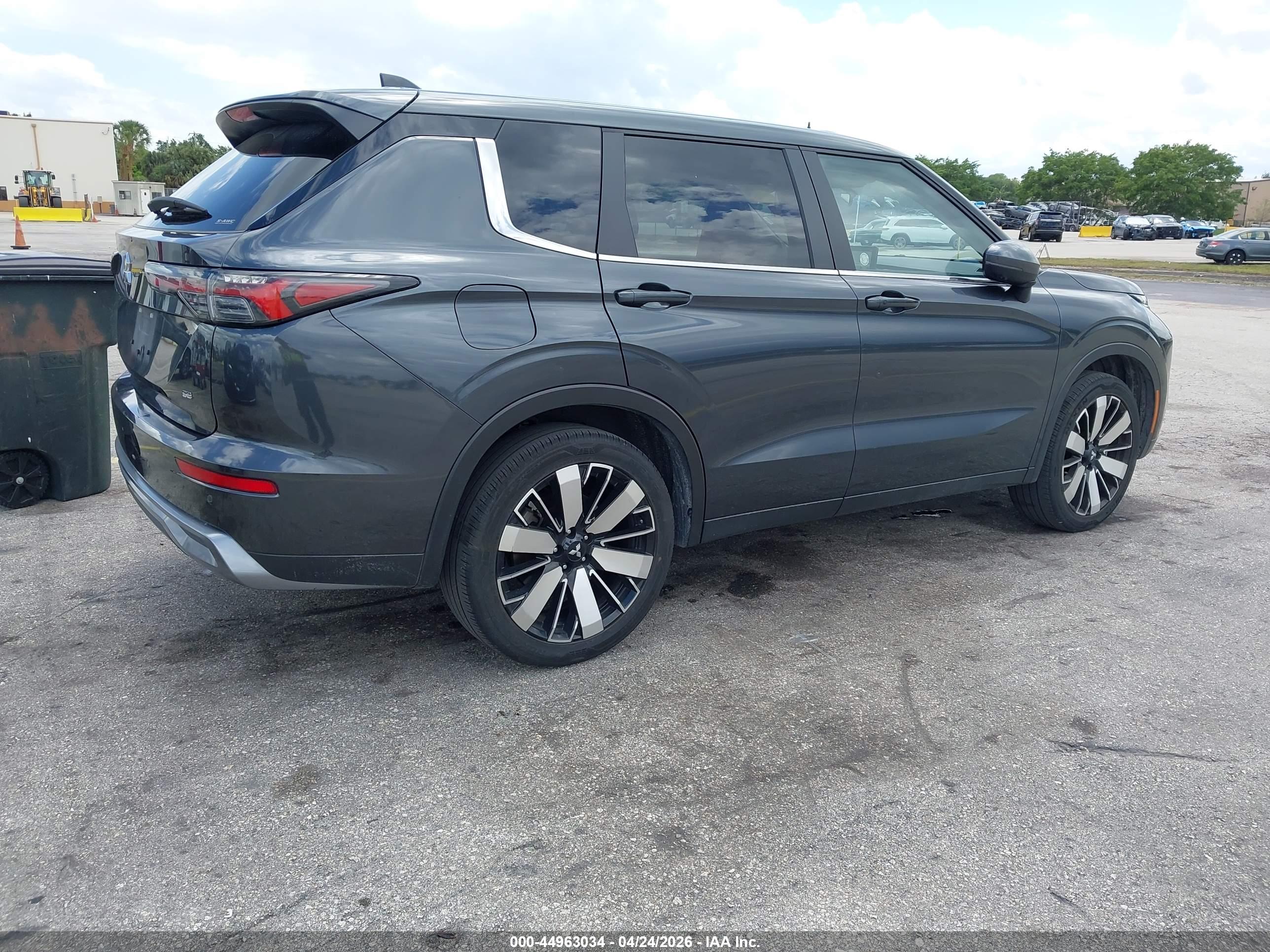 MITSUBISHI OUTLANDER image 4