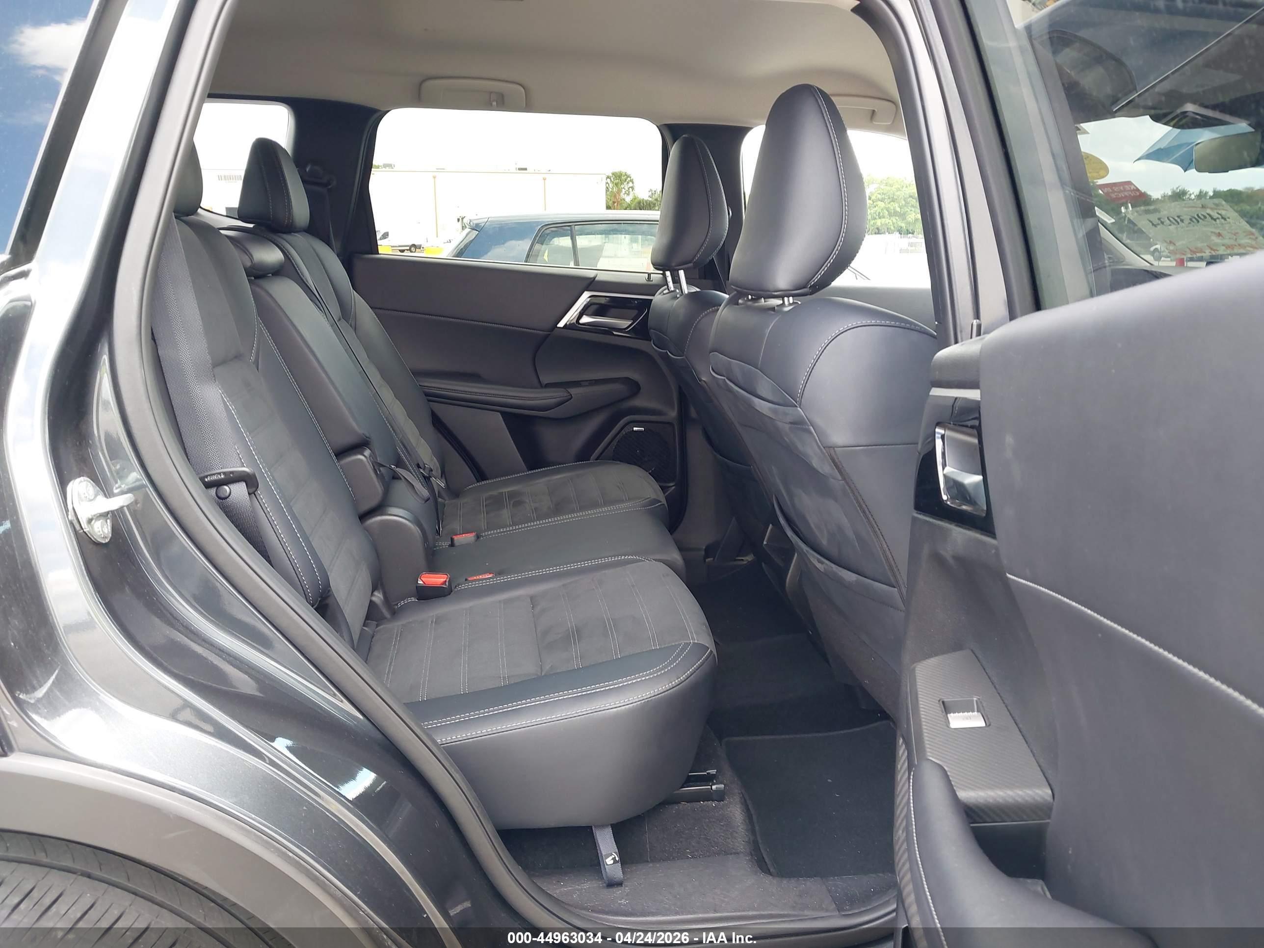 MITSUBISHI OUTLANDER image 8
